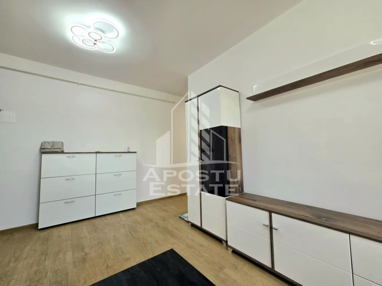 Apartament cu 3 camere, 2 balcoane, zona Calea Urseni - Apostu Estate va ofera spre vanzare un apartament cu 3 camere, 2 balcoane si loc de parcare inclus, amplasat la etajul 3 din 3 al unui bloc anvelopat exterior, in zona Calea Urseni. Apartamentul se afla la 300 m fata de statia de autobuz. 

Apartamentul are o suprafata utila aproximativa de 70 mp, fiind compartimentat astfel: 
-living spatios cu iesire la balcon 
- bucatarie cu loc de luat masa 
- dormitor 
- baie cu dus si prevazuta cu geam 
- dormitor matrimonial cu iesire la balcon 

Apartamentul se vinde mobilat si utilat si beneficiaza de un loc de parcare inscris in cartea funciara. 

Oferim consultanta bancara prin colaboratorii nostri pentru alegerea celui mai potrivit credit.

Disponibil imediat! 
Va asteptam cu drag la o vizionare chiar astazi!