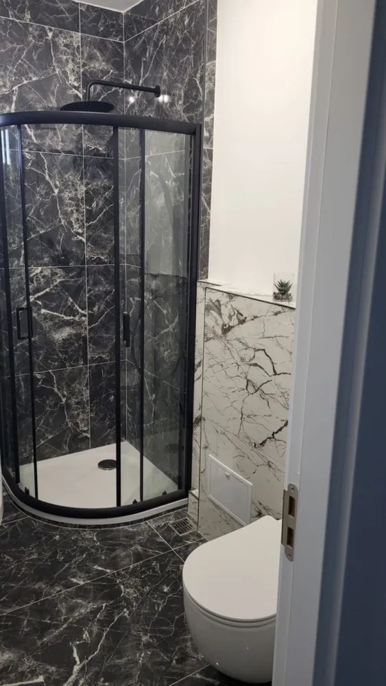 De inchiriat apartament cu 2 camere la Papadie, etaj 3, renovat, 550 E - Agentia Mag Invest oferă spre închiriere un apartament cu 2 camere, semidecomandat, situat la etajul 3 din 9, într-o zonă excelentă – Tribunal – Păpădie, cu vedere către Casa de Cultură.
Apartamentul este renovat complet de la placă, beneficiind de:
- instalații sanitare și electrice complet noi;
- finisaje moderne și de calitate;
- mobilier nou;
- panoramă frumoasă și lumină naturală din plin.
Locuința se află la prima închiriere, totul fiind nou și pregătit pentru viitorii chiriași.
Detalii:
- 2 camere semidecomandate;
- etaj 3/9;
- zonă centrală, cu acces facil către instituții, mijloace de transport, magazine și alte puncte de interes;
- mobilat și utilat.
Preț: 550 €/lună
Garantie returnabila 550 euro.
Se percepe comision de tranzactionare.
Condiții:
- se închiriază exclusiv pe termen lung;
- nu se acceptă animale de companie.
Pentru mai multe informații sau pentru programarea unei vizionări, vă stăm la dispoziție 0746.252.252 Liliana Ene.