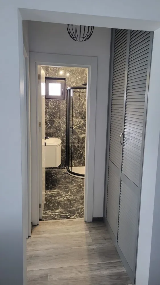 De inchiriat apartament cu 2 camere la Papadie, etaj 3, renovat, 550 E - Agentia Mag Invest oferă spre închiriere un apartament cu 2 camere, semidecomandat, situat la etajul 3 din 9, într-o zonă excelentă – Tribunal – Păpădie, cu vedere către Casa de Cultură.
Apartamentul este renovat complet de la placă, beneficiind de:
- instalații sanitare și electrice complet noi;
- finisaje moderne și de calitate;
- mobilier nou;
- panoramă frumoasă și lumină naturală din plin.
Locuința se află la prima închiriere, totul fiind nou și pregătit pentru viitorii chiriași.
Detalii:
- 2 camere semidecomandate;
- etaj 3/9;
- zonă centrală, cu acces facil către instituții, mijloace de transport, magazine și alte puncte de interes;
- mobilat și utilat.
Preț: 550 €/lună
Garantie returnabila 550 euro.
Se percepe comision de tranzactionare.
Condiții:
- se închiriază exclusiv pe termen lung;
- nu se acceptă animale de companie.
Pentru mai multe informații sau pentru programarea unei vizionări, vă stăm la dispoziție 0746.252.252 Liliana Ene.