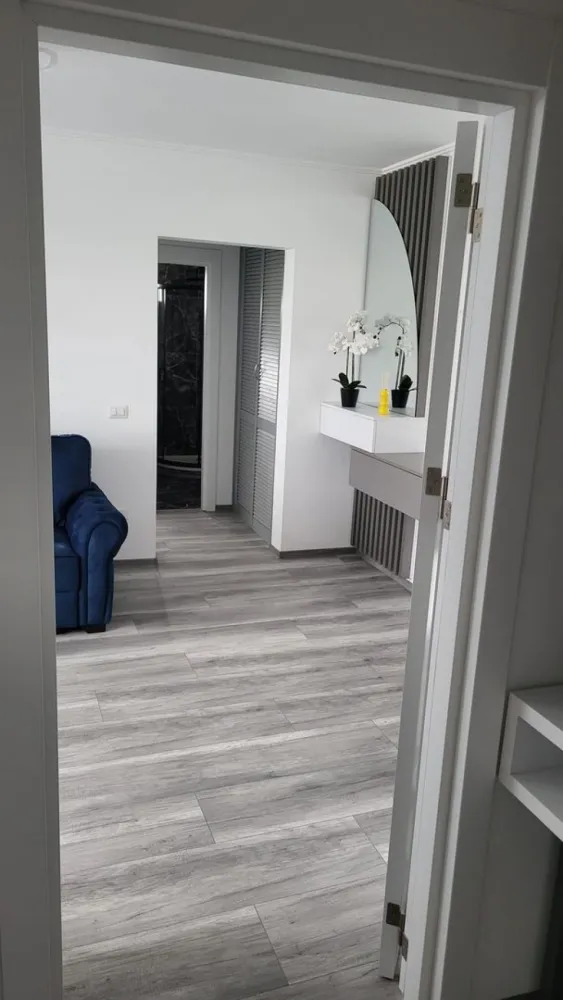 De inchiriat apartament cu 2 camere la Papadie, etaj 3, renovat, 550 E - Agentia Mag Invest oferă spre închiriere un apartament cu 2 camere, semidecomandat, situat la etajul 3 din 9, într-o zonă excelentă – Tribunal – Păpădie, cu vedere către Casa de Cultură.
Apartamentul este renovat complet de la placă, beneficiind de:
- instalații sanitare și electrice complet noi;
- finisaje moderne și de calitate;
- mobilier nou;
- panoramă frumoasă și lumină naturală din plin.
Locuința se află la prima închiriere, totul fiind nou și pregătit pentru viitorii chiriași.
Detalii:
- 2 camere semidecomandate;
- etaj 3/9;
- zonă centrală, cu acces facil către instituții, mijloace de transport, magazine și alte puncte de interes;
- mobilat și utilat.
Preț: 550 €/lună
Garantie returnabila 550 euro.
Se percepe comision de tranzactionare.
Condiții:
- se închiriază exclusiv pe termen lung;
- nu se acceptă animale de companie.
Pentru mai multe informații sau pentru programarea unei vizionări, vă stăm la dispoziție 0746.252.252 Liliana Ene.