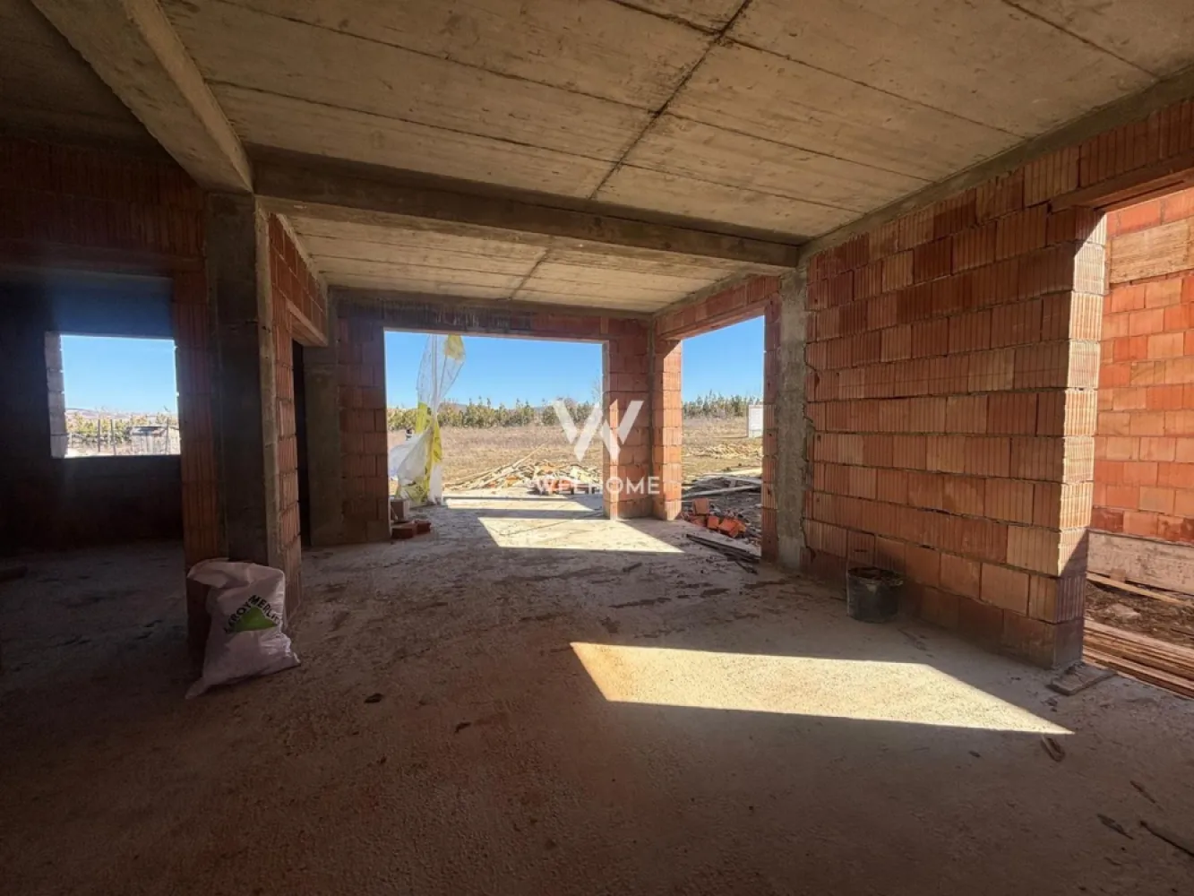 Casa MODERNA cu Garaj si teren 550mp - Locuinta individuala, cu 5 camere, Garaj si spatiu tehnic.

Vine cu o suprafata utila de 145 mp si o compartimentare ideala.

LA PARTER: 
- Hol de acces cu zona pentru papucar 
-Baie
-Dormitor/ birou
-Bucatarie separata 
-Living spatios cu acces in terasa care da in curtea din spate.
Din zona de parter se face accesul si in garaj.

LA ETAJ:
- avem hol de acces 
-O baie mare destinata pentru 2 dintre dormitoare
-Un dormitor matrimonial cu baie proprie si acces in balcon 
Tot de la etaj se poate face acces in pod unde poate fi folosit ca si spatiu de depozitare. 

Locuinta se preda cu toate utilitatile.
LA EXTERIOR se preda LA CHEIE cu curtea nivelata, pavaj la acces auto si pietonal, gard si poarta.
LA INTERIOR: Casa se preda LA ALB, cu centrala proprie si incalzire in pardoseala atat la parte cat si la etaj. 

Daca vrei sa stii mai multe detalii, contacteaza-ma.
Cosmin-0743292794

PRET: 270.000 EURO cu TVA INCLUS