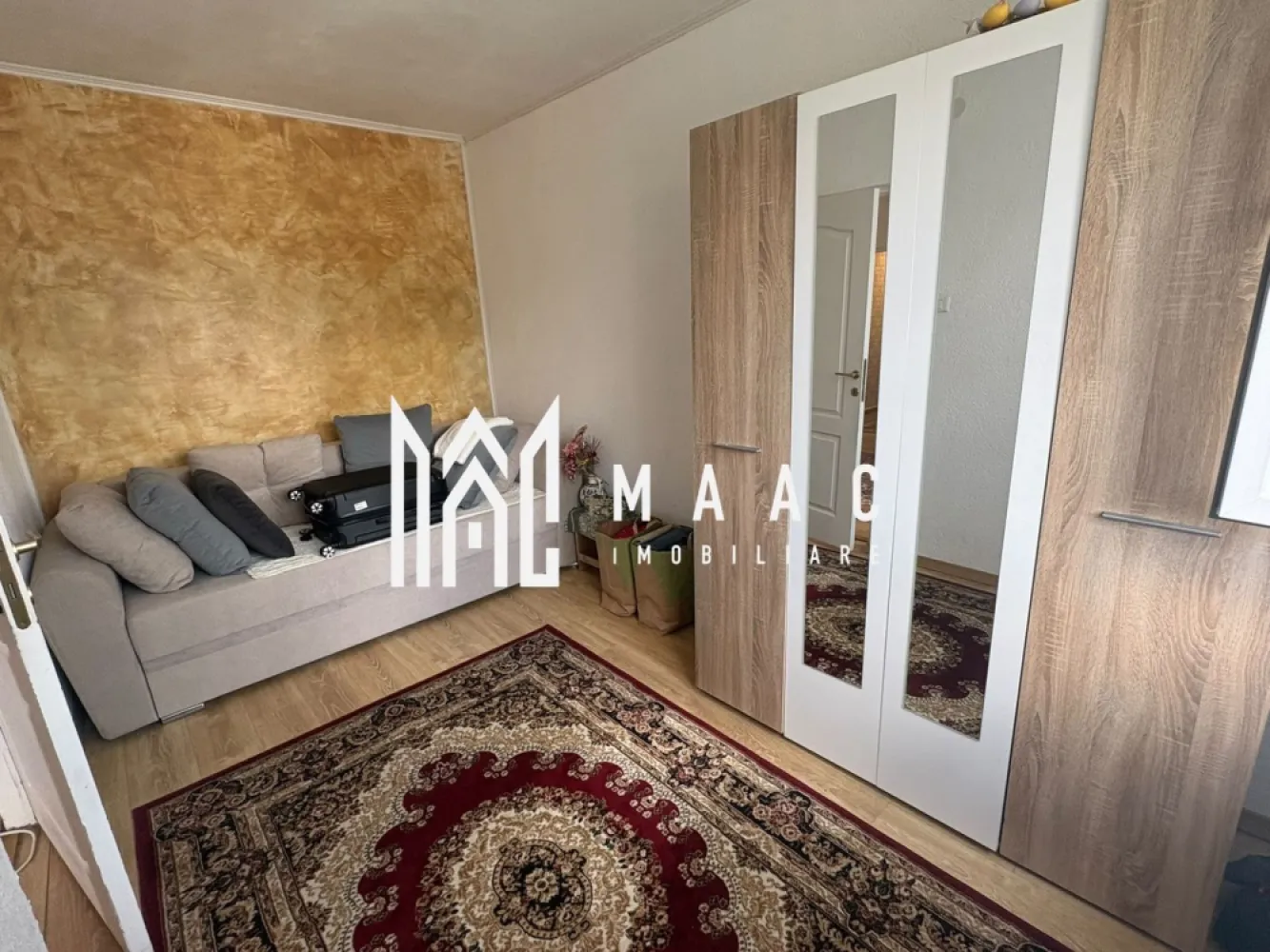 Apartament de vânzare Sibiu | Hipodrom 2 | etaj 1, finisat clasic - Apartament de vânzare în Sibiu, zona Hipodrom 2, cu 3 camere, 45 mp utili și etaj 1, prezentat în descrierea existentă ca mobilat și utilat.

Detalii proprietate:
• Suprafață utilă: 45 mp
• Suprafață construită: 65 mp
• Compartimentare: nedecomandat
• 3 camere, 2 dormitoare, 1 baie și 1 bucătărie
• Etaj 1 din 4
• An construcție: 1975
• Stare construcție: finalizată
• Stare interioară: finisat clasic
• Confort: 3
• În descrierea existentă apartamentul este menționat ca mobilat și utilat

Proprietatea este amplasată în zona Hipodrom 2 din Sibiu. În datele disponibile nu sunt precizate repere sau vecinătăți suplimentare.

Cod anunț CP3217266. Contactați-ne pentru detalii suplimentare și pentru programarea unei vizionări.

Conținut optimizat cu AI, aprobat de agent uman.