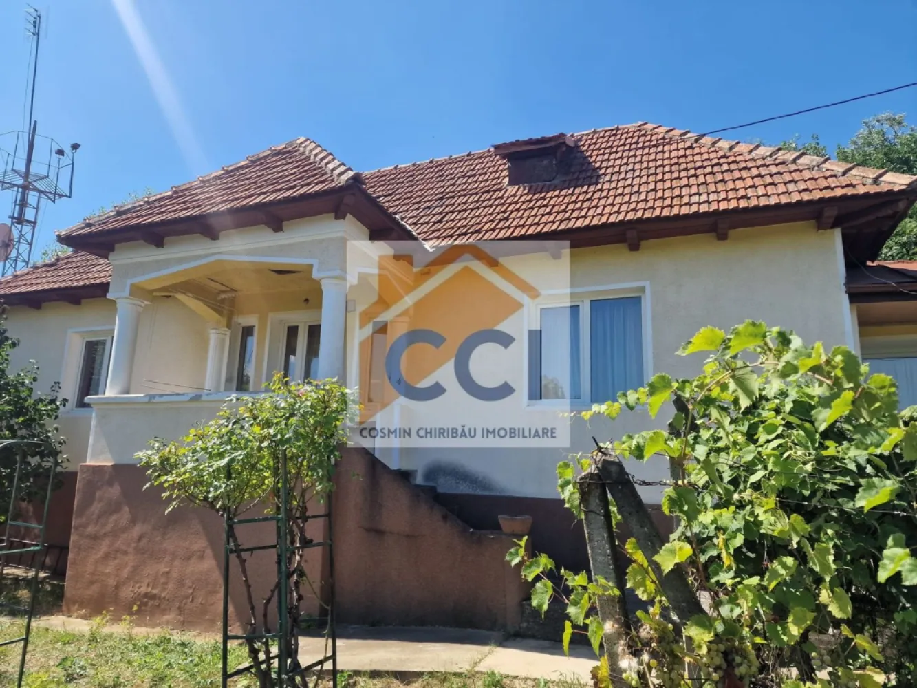 Casa in mediu rural cu teren - Casă de vânzare în Parava – liniște, spațiu și natură!
Se vinde casă situată în localitatea Parava, într-o zonă rurală liniștită, ideală pentru cei care caută un stil de viață relaxat, departe de agitația urbană. Proprietatea este compusă dintr-o casă spațioasă cu 5 camere și un teren generos, perfect pentru grădinărit, livadă sau alte activități agricole.
Detalii proprietate:
Suprafață construită: 184 mp
5 camere luminoase și bine compartimentate
Bucătărie + baie 
Curent electric, apă curentă (sau fântână), posibilitate de racordare la gaze (dacă este cazul)
Teren:
Suprafață teren: 10426 mp 
Curte spațioasă + grădină
Posibilitate de extindere sau alte utilizări agricole
Localizare: Sat/Comuna Parava, județul Bacau
Ideală pentru: locuință permanentă, casă de vacanță, investiție în agroturism sau casă de weekend.