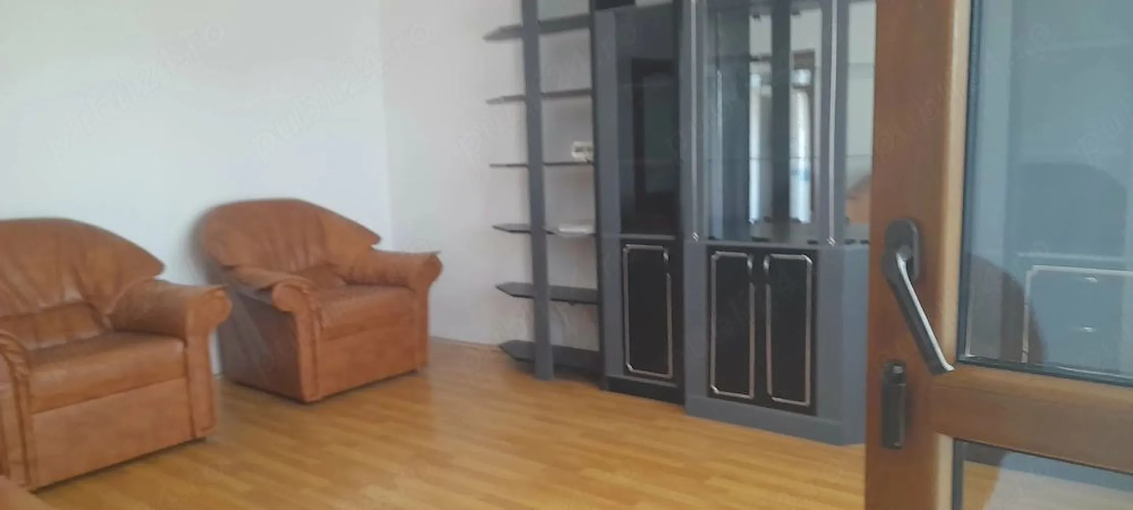 De inchiriat apartament cu 2 camere Micro 20 et. 4/7, 1700 lei - Agentia Mag Invest oferă spre închiriere un apartament cu 2 camere decomandat, cu o suprafață de 55 mp, situat în cartierul Micro 20, pe Bulevardul Dunărea, într-un bloc stradal prevăzut cu lift, la etajul 4 din 7.
Apartamentul este complet mobilat și utilat, fiind pregătit pentru mutare imediată. Beneficiază de centrală termică proprie, precum și de branșamente individuale pentru apă și gaz, oferind confort și costuri de întreținere eficiente.
Condiții de închiriere:
- se închiriază exclusiv pe termen lung; nu se acceptă animale de companie;
- chirie: 1.700 RON/lună;
- la semnarea contractului se achită o lună de chirie în avans și o lună garanție.
Se percepe comision de tranzactionare de la chirias.
Pentru mai multe informații sau pentru programarea unei vizionări, vă rugăm să ne contactați la numărul 0741.030.291 Marilena.