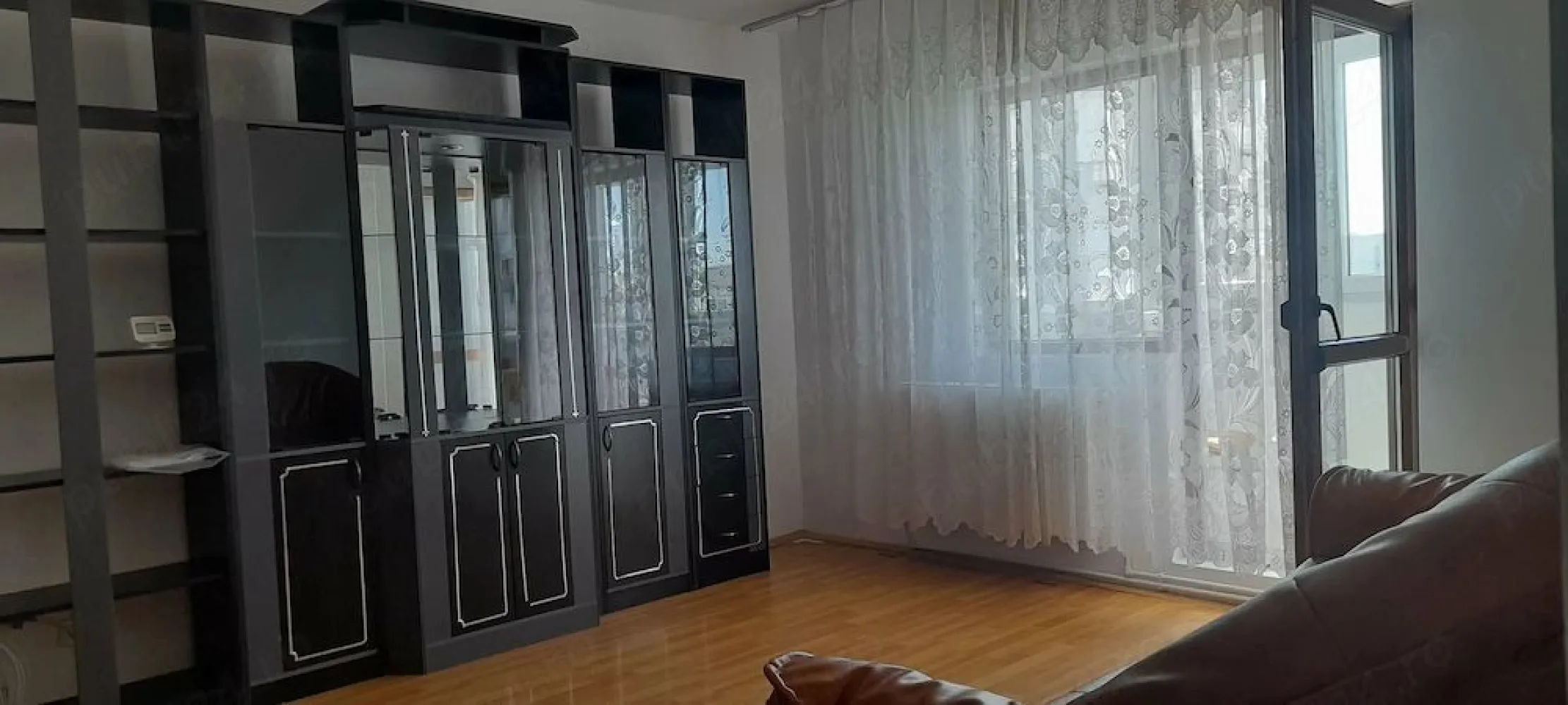 De inchiriat apartament cu 2 camere Micro 20 et. 4/7, 1700 lei - Agentia Mag Invest oferă spre închiriere un apartament cu 2 camere decomandat, cu o suprafață de 55 mp, situat în cartierul Micro 20, pe Bulevardul Dunărea, într-un bloc stradal prevăzut cu lift, la etajul 4 din 7.
Apartamentul este complet mobilat și utilat, fiind pregătit pentru mutare imediată. Beneficiază de centrală termică proprie, precum și de branșamente individuale pentru apă și gaz, oferind confort și costuri de întreținere eficiente.
Condiții de închiriere:
- se închiriază exclusiv pe termen lung; nu se acceptă animale de companie;
- chirie: 1.700 RON/lună;
- la semnarea contractului se achită o lună de chirie în avans și o lună garanție.
Se percepe comision de tranzactionare de la chirias.
Pentru mai multe informații sau pentru programarea unei vizionări, vă rugăm să ne contactați la numărul 0741.030.291 Marilena.