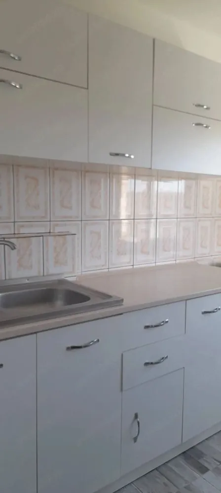 De inchiriat apartament cu 2 camere Micro 20 et. 4/7, 1700 lei - Agentia Mag Invest oferă spre închiriere un apartament cu 2 camere decomandat, cu o suprafață de 55 mp, situat în cartierul Micro 20, pe Bulevardul Dunărea, într-un bloc stradal prevăzut cu lift, la etajul 4 din 7.
Apartamentul este complet mobilat și utilat, fiind pregătit pentru mutare imediată. Beneficiază de centrală termică proprie, precum și de branșamente individuale pentru apă și gaz, oferind confort și costuri de întreținere eficiente.
Condiții de închiriere:
- se închiriază exclusiv pe termen lung; nu se acceptă animale de companie;
- chirie: 1.700 RON/lună;
- la semnarea contractului se achită o lună de chirie în avans și o lună garanție.
Se percepe comision de tranzactionare de la chirias.
Pentru mai multe informații sau pentru programarea unei vizionări, vă rugăm să ne contactați la numărul 0741.030.291 Marilena.