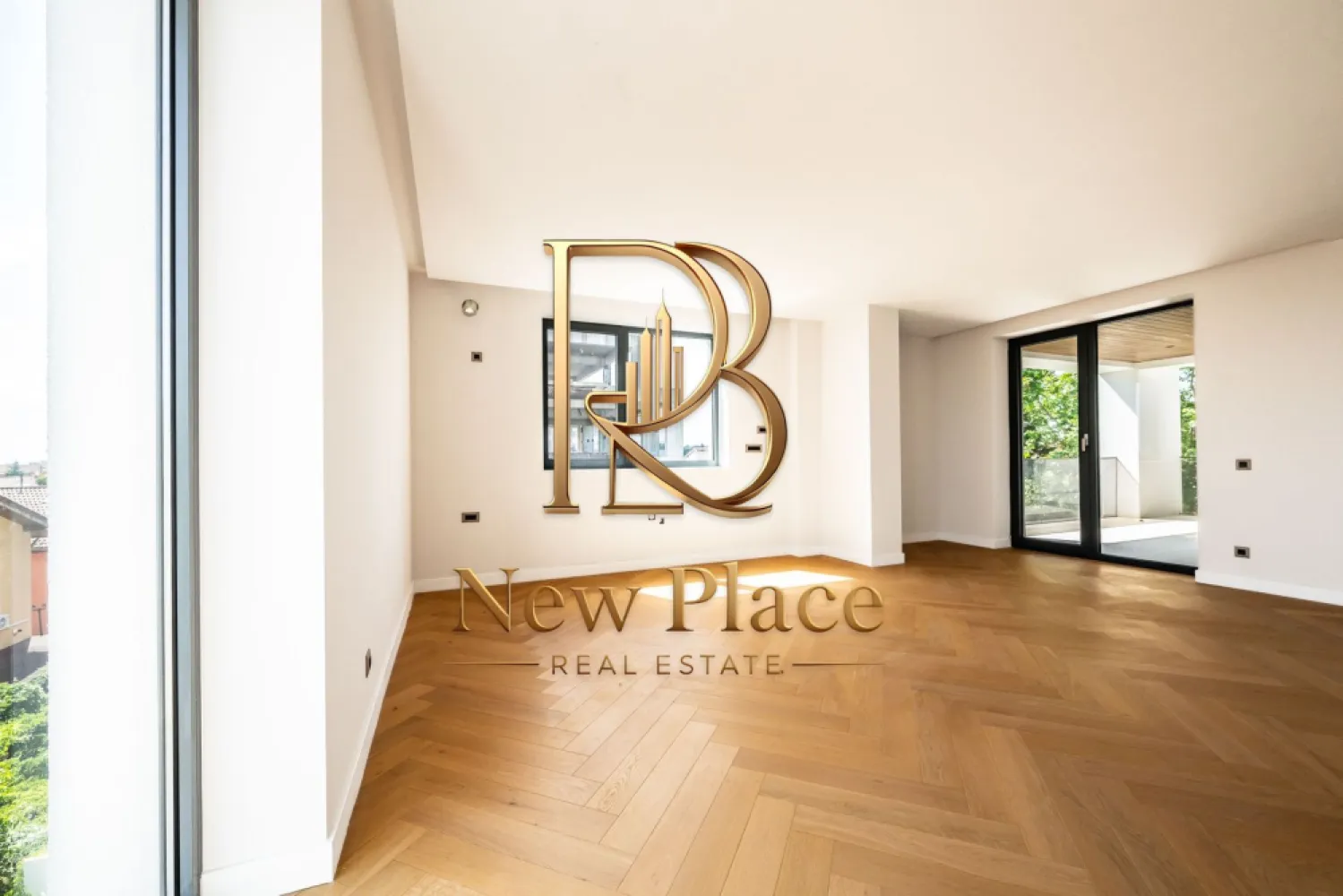 IANCU NICOLAE | PISCINA EXTERIOARA | TERASA 16 MP [+21% TVA] ULTRA LUX - New Place Real Estate Company va propune spre vanzare un apartament spatios si inteligent compartimentat, situat intr un Ansamblu Rezidential din zona de nord a Capitalei, intr-o oaza de liniste, cu aer curat si acces facil catre toate punctele de interes. Situat in zona Erou Iancu Nicolae, Ansamblul este plin de rafinament fiind locul ideal in care vei beneficia de intimitatea necesara de fiecare data cand pasesti acasa si unde vei gasi o comunitate formata din locatari care impartasesc aceleasi valori cu tine.

Ansamblul are o arhitectura moderna, este format din cladiri cu regim de inaltime mica (P+2+3R+4R), fiind este construit pe un lot de 8,000 mp de teren, amprenta constructiei avand doar 3,000 mp, parcarile fiind prevazute doar la subteran, avand curti interioare cu spatii verzi generoase care includ o piscina si loc de joaca pentru copii.

Apartamentul se afla situat la Etajul 3 si are o suprafata utila totala de 100.00 mp, suprafata desfasurata fiind impartita astfel: living cu dining si bucatarie open space cu suprafata de 35.80 mp, dormitor matrimonial cu zona de dressing suprafata de 19.40 mp cu o baie proprie cu suprafata de 3.70 mp, dormitor secundar cu suprafata de 15.20 mp, grup sanitar cu suprafata de 3.40 mp, hol cu suprafata de 6.70 mp si terasa cu suprafata de 15.80 mp.

Sepaprat se poate achizitiona si un loc de parcare situat la subteranul imobilului la pretul de 25,000 Eur+TVA.

Finisajele de top si facilitatile exclusive completeaza calitatea constructiei, oferind un confort sporit rezidentilor ansamblului:
- Piscina exterioara
- Loc de joaca pentru copii
- Spatii pietonale largi si pline de verdeata
- Centrala de imobil
- Video interfon
- Locatie ideala
- Branduri de top atat pentru finisaje cat si pentru materialele de constructie

Pentru mai multe detalii sau pentru a programa o vizionare, nu ezitati sa ne contactati.

Aceasta oferta apartine New Place Real Estate Company.