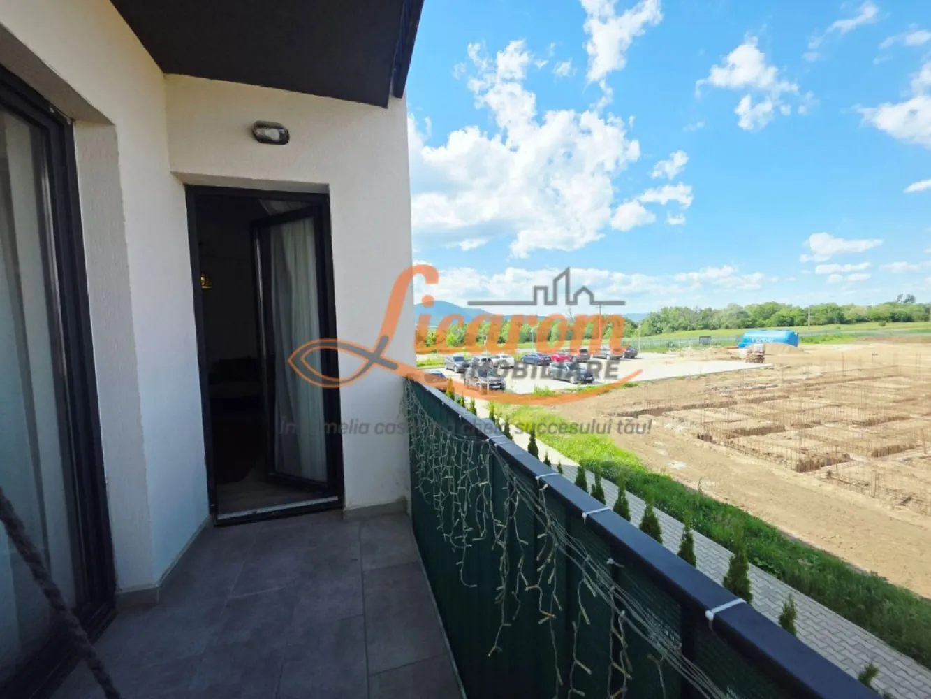 Apartament 2 camere, mobilat, lift, parcare, animale,Cristian BV - Licarom Imobiliare propune spre inchiriere, un apartament cu 2 camere ,compact, mobilat și funcțional, zona dintre Cristian-Ghimbav — una dintre cele mai liniștite și curate zone din județul Brașov. cu acces rapid spre BV. 

Blocul este dotat cu lift. ,apartamentul se află la etajul 1 dintr-un bloc P+2, finalizat în 2023. in COMPLEXUL RESIDENTIAL LEABAY CONSTRUCT.

Apartamentul dispune de o zonă de zi cu living și loc de luat masa, o cameră separată de 12 mp utili, baie și balcon. Bucătăria este complet echipată, inclusiv mașină de spălat vase. Apartamentul beneficiază de încălzire centrală proprie (incalzire prin pardoseala) — control direct asupra consumului și costurilor. 

Gata de ocupare imediat.

Ideal pentru profesioniști sau cupluri care caută confort imediat, fără bătăi de cap. 
Detine loc de parcare.

SE ACEEPTA ANIMALE DE COMPANIE.

Pret 495 euro/luna.

Pentru mai multe informatii si vizionari,nu ezitati sa ne contactati la telefon 0723985424 Consultant imobiliar Liliana.