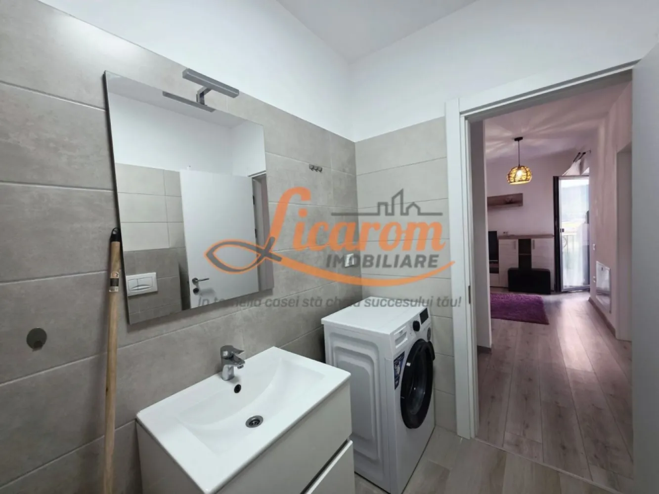 Apartament 2 camere, mobilat, lift, parcare, animale,Cristian BV - Licarom Imobiliare propune spre inchiriere, un apartament cu 2 camere ,compact, mobilat și funcțional, zona dintre Cristian-Ghimbav — una dintre cele mai liniștite și curate zone din județul Brașov. cu acces rapid spre BV. 

Blocul este dotat cu lift. ,apartamentul se află la etajul 1 dintr-un bloc P+2, finalizat în 2023. in COMPLEXUL RESIDENTIAL LEABAY CONSTRUCT.

Apartamentul dispune de o zonă de zi cu living și loc de luat masa, o cameră separată de 12 mp utili, baie și balcon. Bucătăria este complet echipată, inclusiv mașină de spălat vase. Apartamentul beneficiază de încălzire centrală proprie (incalzire prin pardoseala) — control direct asupra consumului și costurilor. 

Gata de ocupare imediat.

Ideal pentru profesioniști sau cupluri care caută confort imediat, fără bătăi de cap. 
Detine loc de parcare.

SE ACEEPTA ANIMALE DE COMPANIE.

Pret 495 euro/luna.

Pentru mai multe informatii si vizionari,nu ezitati sa ne contactati la telefon 0723985424 Consultant imobiliar Liliana.