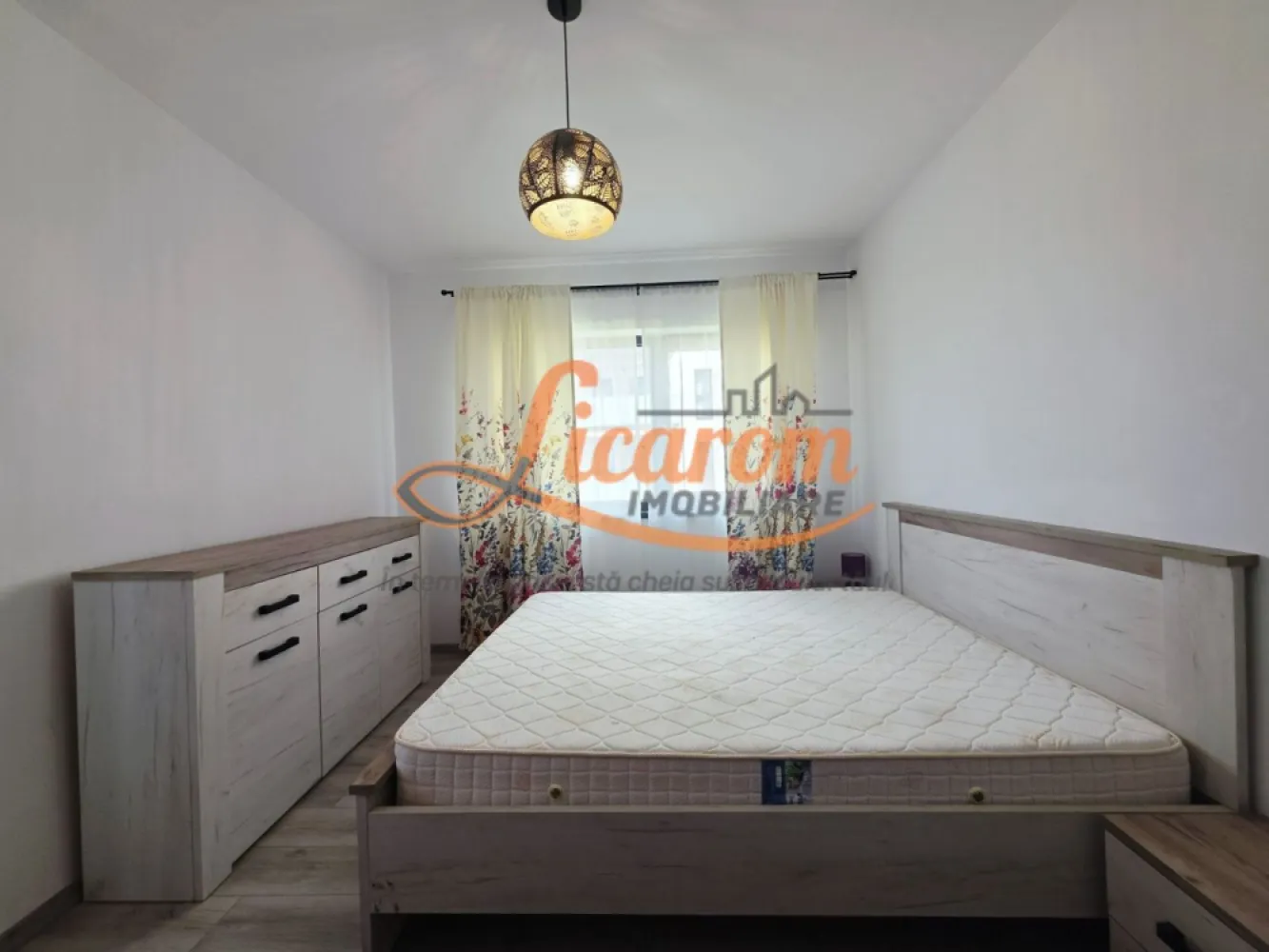 Apartament 2 camere, mobilat, lift, parcare, animale,Cristian BV - Licarom Imobiliare propune spre inchiriere, un apartament cu 2 camere ,compact, mobilat și funcțional, zona dintre Cristian-Ghimbav — una dintre cele mai liniștite și curate zone din județul Brașov. cu acces rapid spre BV. 

Blocul este dotat cu lift. ,apartamentul se află la etajul 1 dintr-un bloc P+2, finalizat în 2023. in COMPLEXUL RESIDENTIAL LEABAY CONSTRUCT.

Apartamentul dispune de o zonă de zi cu living și loc de luat masa, o cameră separată de 12 mp utili, baie și balcon. Bucătăria este complet echipată, inclusiv mașină de spălat vase. Apartamentul beneficiază de încălzire centrală proprie (incalzire prin pardoseala) — control direct asupra consumului și costurilor. 

Gata de ocupare imediat.

Ideal pentru profesioniști sau cupluri care caută confort imediat, fără bătăi de cap. 
Detine loc de parcare.

SE ACEEPTA ANIMALE DE COMPANIE.

Pret 495 euro/luna.

Pentru mai multe informatii si vizionari,nu ezitati sa ne contactati la telefon 0723985424 Consultant imobiliar Liliana.