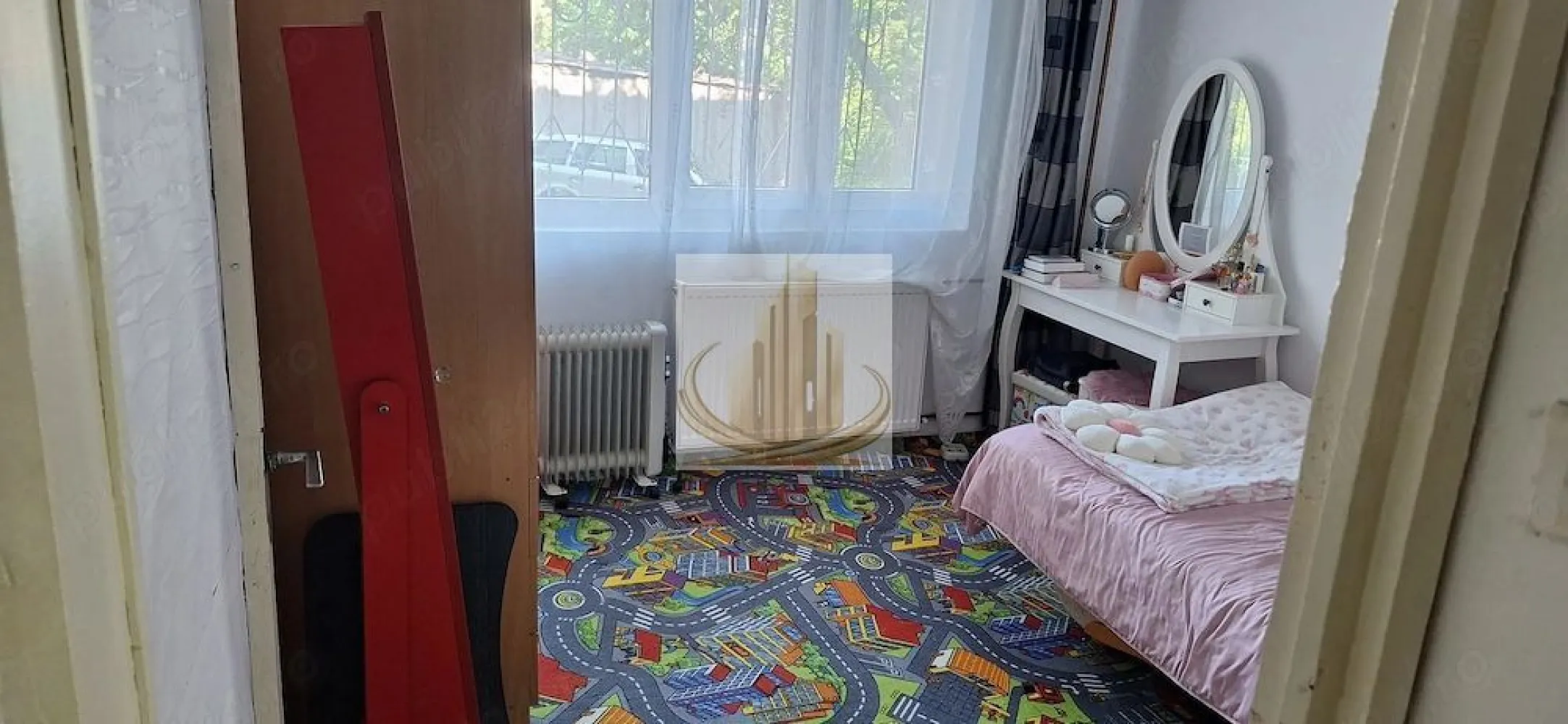 Apartament 3 camere parter Lipovei 90000Euro - Se oferă spre vânzare un apartament cu 3 camere, decomandat, situat la parter, într-o zonă liniștită din cartierul Lipovei, pe partea din spate a blocului, ferită de trafic și zgomot.

Caracteristici:

✔️ Suprafață utilă: 54 mp
✔️ Compartimentare decomandată
✔️ Situat la parter
✔️ Grădină amenajată pe toată lungimea apartamentului
✔️ Zonă verde, liniștită și intimă
✔️ Ideal pentru familii, persoane în vârstă sau ca investiție

Apartamentul oferă un ambient plăcut și confortabil, cu acces rapid către toate facilitățile zonei. Se află la doar 5 minute de mers pe jos de centrul comercial Bega Lipovei, precum și în apropierea magazinelor, școlilor, grădinițelor, mijloacelor de transport în comun și altor puncte de interes.

💰 Preț: 90.000 € – negociabil

ID intern CP3217637