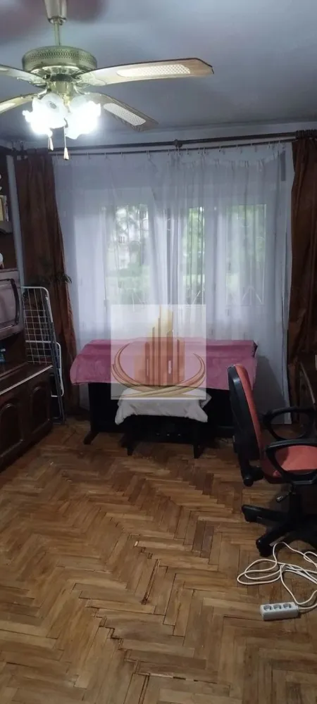 Apartament 3 camere parter Lipovei 90000Euro - Se oferă spre vânzare un apartament cu 3 camere, decomandat, situat la parter, într-o zonă liniștită din cartierul Lipovei, pe partea din spate a blocului, ferită de trafic și zgomot.

Caracteristici:

✔️ Suprafață utilă: 54 mp
✔️ Compartimentare decomandată
✔️ Situat la parter
✔️ Grădină amenajată pe toată lungimea apartamentului
✔️ Zonă verde, liniștită și intimă
✔️ Ideal pentru familii, persoane în vârstă sau ca investiție

Apartamentul oferă un ambient plăcut și confortabil, cu acces rapid către toate facilitățile zonei. Se află la doar 5 minute de mers pe jos de centrul comercial Bega Lipovei, precum și în apropierea magazinelor, școlilor, grădinițelor, mijloacelor de transport în comun și altor puncte de interes.

💰 Preț: 90.000 € – negociabil

ID intern CP3217637