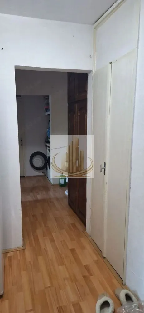 Apartament 3 camere parter Lipovei 90000Euro - Se oferă spre vânzare un apartament cu 3 camere, decomandat, situat la parter, într-o zonă liniștită din cartierul Lipovei, pe partea din spate a blocului, ferită de trafic și zgomot.

Caracteristici:

✔️ Suprafață utilă: 54 mp
✔️ Compartimentare decomandată
✔️ Situat la parter
✔️ Grădină amenajată pe toată lungimea apartamentului
✔️ Zonă verde, liniștită și intimă
✔️ Ideal pentru familii, persoane în vârstă sau ca investiție

Apartamentul oferă un ambient plăcut și confortabil, cu acces rapid către toate facilitățile zonei. Se află la doar 5 minute de mers pe jos de centrul comercial Bega Lipovei, precum și în apropierea magazinelor, școlilor, grădinițelor, mijloacelor de transport în comun și altor puncte de interes.

💰 Preț: 90.000 € – negociabil

ID intern CP3217637
