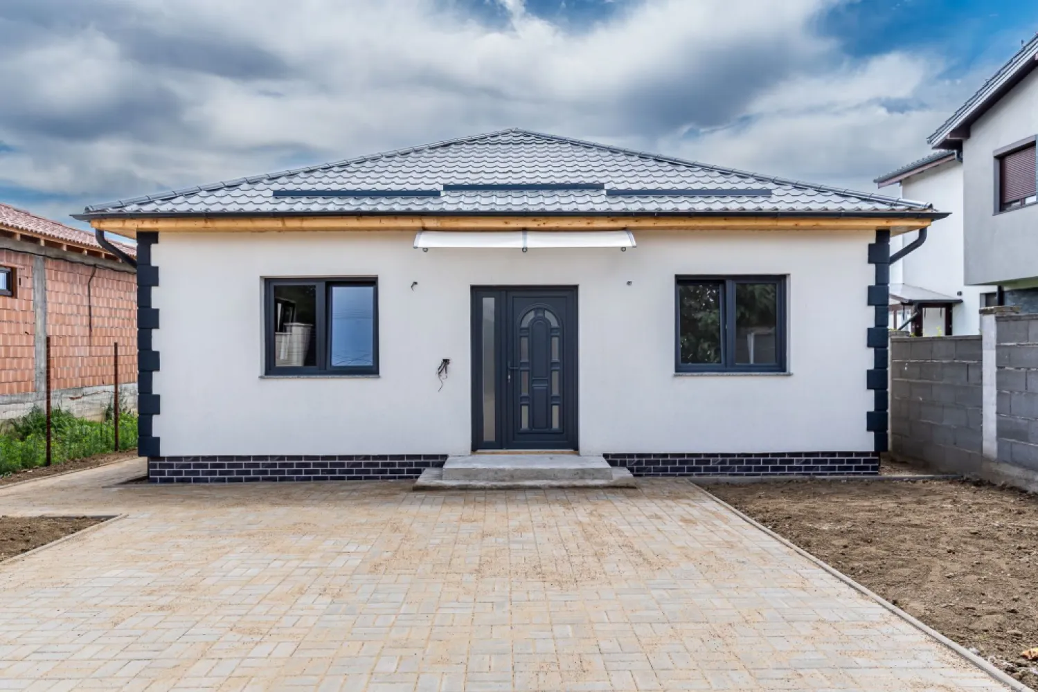 Casă nouă 4 camere, ideală pentru familie. Toate utilitățile - Vând casă nouă cu 4 camere, perfectă pentru o familie cu copii. Proprietatea se vinde cu posibilitatea de a o personaliza de la zero, după bunul plac – fără compromisuri în design. Toate utilitățile sunt active și disponibile.

Sună-mă pentru detalii sau pentru a programa o vizionare rapidă:
Contact: Flavius Novanc – 0770310381

COD: Proprietate CP3177219
