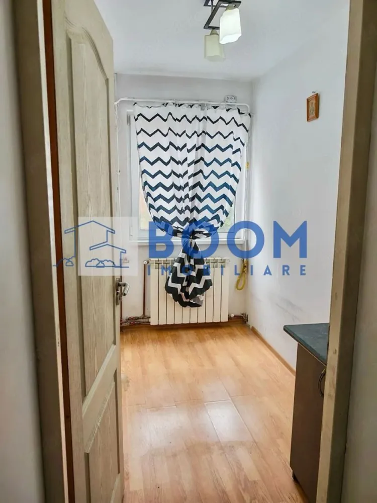 Garsoniera | Etaj 1 | Ostroveni | Tic Tac | Mebilata si Utilata - BOOM Imobiliare vă propune spre vânzare o garsonieră situată în cartierul Ostroveni, zona Tic-Tac.

Locuința are o suprafață de 29 mp, este amplasată la etajul 1 și reprezintă o alegere excelentă atât pentru locuit, cât și pentru investiție.

Garsoniera este amplasată într-o zonă liniștită, ferită de traficul intens și zgomotul bulevardelor principale, beneficiind în același timp de acces facil către școli, licee, magazine, mijloace de transport și alte puncte de interes.

Imobilul a fost renovat și se află într-o stare foarte bună de întreținere. Dispune de încălzire cu gigacalorimetru, instalație realizată pe țevi de cupru, iar costurile de întreținere sunt reduse.

Un avantaj important îl reprezintă mutarea bucătăriei pe balcon, ceea ce a permis amenajarea unei camere suplimentare, ideală pentru dressing, birou sau cameră pentru copil, oferind un plus de funcționalitate și confort.

Avantaje:

Etaj 1;
Suprafață: 29 mp;
Zonă liniștită și bine cotată;
Renovată și bine întreținută;
Costuri reduse de întreținere;
Compartimentare practică, cu spațiu suplimentar.

Pentru mai multe informații sau pentru programarea unei vizionări, echipa BOOM Imobiliare vă stă la dispoziție! CP3217691