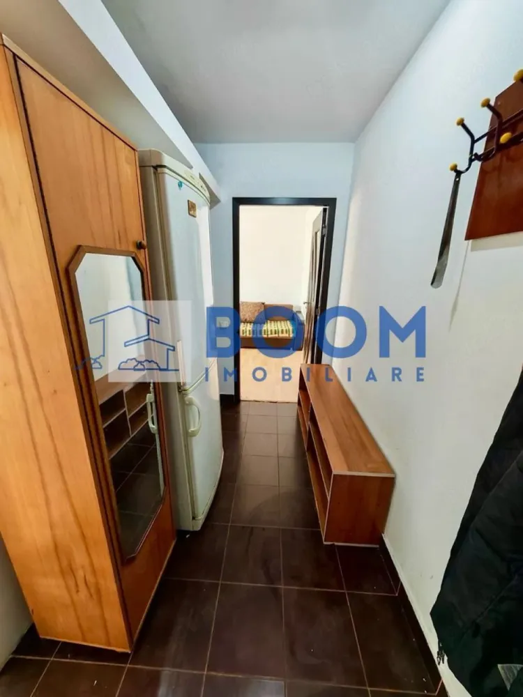 Garsoniera | Etaj 1 | Ostroveni | Tic Tac | Mebilata si Utilata - BOOM Imobiliare vă propune spre vânzare o garsonieră situată în cartierul Ostroveni, zona Tic-Tac.

Locuința are o suprafață de 29 mp, este amplasată la etajul 1 și reprezintă o alegere excelentă atât pentru locuit, cât și pentru investiție.

Garsoniera este amplasată într-o zonă liniștită, ferită de traficul intens și zgomotul bulevardelor principale, beneficiind în același timp de acces facil către școli, licee, magazine, mijloace de transport și alte puncte de interes.

Imobilul a fost renovat și se află într-o stare foarte bună de întreținere. Dispune de încălzire cu gigacalorimetru, instalație realizată pe țevi de cupru, iar costurile de întreținere sunt reduse.

Un avantaj important îl reprezintă mutarea bucătăriei pe balcon, ceea ce a permis amenajarea unei camere suplimentare, ideală pentru dressing, birou sau cameră pentru copil, oferind un plus de funcționalitate și confort.

Avantaje:

Etaj 1;
Suprafață: 29 mp;
Zonă liniștită și bine cotată;
Renovată și bine întreținută;
Costuri reduse de întreținere;
Compartimentare practică, cu spațiu suplimentar.

Pentru mai multe informații sau pentru programarea unei vizionări, echipa BOOM Imobiliare vă stă la dispoziție! CP3217691