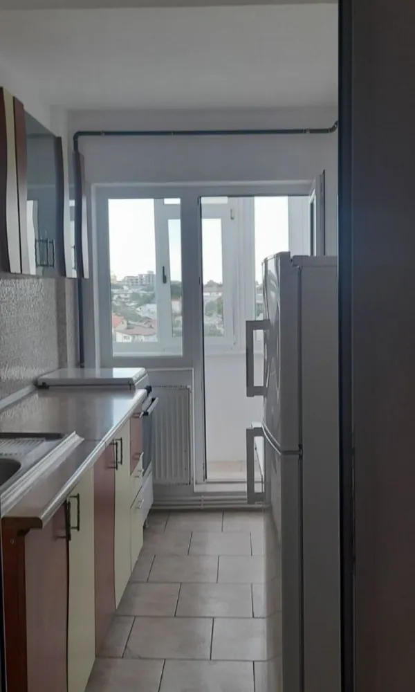 De vanzare apartament cu o cameră str. Brăilei, et. 7, 58.000 euro - Agentia Mag Invest oferă spre vânzare un apartament cu o suprafață de 42 mp utili, respectiv 45 mp cu balcon inclus, situat într-un bloc de pe strada Brailei, etaj 7/7.
Apartamentul beneficiază de următoarele îmbunătățiri:
- izolație exterioară;
- tâmplărie PVC cu geam termopan;
- uși interioare PVC;
- gresie și faianță;
- parchet;
- ușă metalică la intrare;
- centrală termică proprie;
- conductă de gaz separată.
Locuința este proaspăt zugrăvită, curată și disponibilă imediat. Actele sunt la zi, iar apartamentul este liber de sarcini.
Prețul de listare este pentru apartamentul nemobilat, acesta putând fi eliberat la cererea cumpărătorului. Dacă se dorește preluarea apartamentului exact cum apare în fotografii, mobilierul se negociază separat.
Preț: 58.000 €, ușor negociabil.
Comision de tranzactionare 1,5%.
Pentru mai multe informații, vă rog să mă contactați telefonic 0741.030.291 Marilena.