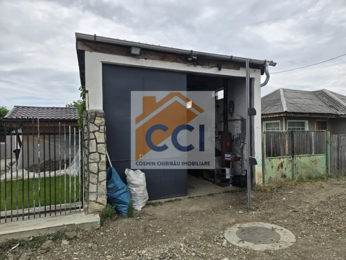 GARAJ DE VÂNZARE ÎN MĂRGINENI - GARAJ DE VÂNZARE ÎN MĂRGINENI 
Cauți un spațiu sigur pentru mașină, rulota, autorulota, ATV sau alte mijloace de transport, depozitare sau chiar un mic atelier? Ai găsit locul perfect!
Deasemenea poate fi locul ideal pentru inceputul unei afaceri cu prestari servicii, reparatii auto sau diverse alte echipamente.
Garajul este prevăzut cu canal de vizitare auto.
Garaj situat în Mărgineni
 Teren aferent de 50 mp in proprietate.
 Acces facil
Ideal pentru depozitare, hobby-uri sau investiție

Fie că vrei să-ți protejezi mașina, să ai un spațiu pentru proiectele tale sau să faci o investiție inteligentă, acest garaj îți oferă libertatea de care ai nevoie.

 Spațiu. Siguranță. Potențial.

 Pentru detalii și vizionare, trimite mesaj privat!