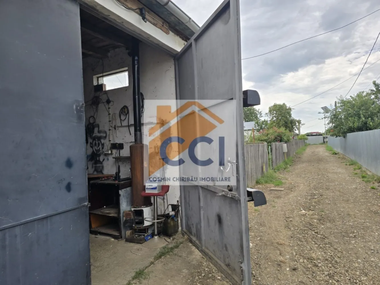 GARAJ DE VÂNZARE ÎN MĂRGINENI - GARAJ DE VÂNZARE ÎN MĂRGINENI 
Cauți un spațiu sigur pentru mașină, rulota, autorulota, ATV sau alte mijloace de transport, depozitare sau chiar un mic atelier? Ai găsit locul perfect!
Deasemenea poate fi locul ideal pentru inceputul unei afaceri cu prestari servicii, reparatii auto sau diverse alte echipamente.
Garajul este prevăzut cu canal de vizitare auto.
Garaj situat în Mărgineni
 Teren aferent de 50 mp in proprietate.
 Acces facil
Ideal pentru depozitare, hobby-uri sau investiție

Fie că vrei să-ți protejezi mașina, să ai un spațiu pentru proiectele tale sau să faci o investiție inteligentă, acest garaj îți oferă libertatea de care ai nevoie.

 Spațiu. Siguranță. Potențial.

 Pentru detalii și vizionare, trimite mesaj privat!