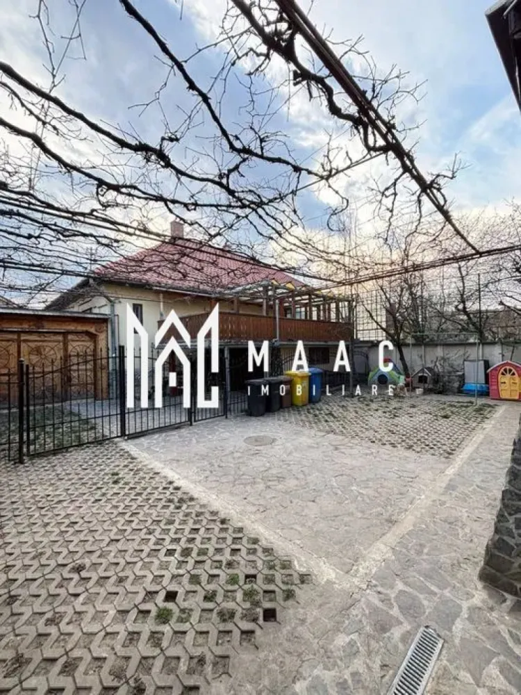 Casă 230 mp I Aproape de Parcul Sub Arini I Sibiu - Casă în zona Sub Arini – una dintre puținele oportunități reale din cea mai dorită zonă din Sibiu

MAAC Imobiliare vă propune o proprietate care apare rar pe piață: o casă spațioasă, bine compartimentată, situată la doar 300 m de Parcul Sub Arini – probabil cea mai apreciată zonă rezidențială din oraș.

Dacă vă doriți liniște, aer curat, vecinătăți bune și acces rapid către tot ce contează, aceasta este una dintre acele proprietăți pe care merită să le vedeți imediat.

De ce această casă este diferită:
Locație premium, unde oferta este limitată și cererea constant ridicată
Proprietate mare, greu de găsit în această zonă
Compartimentare ideală pentru familie sau venit pasiv
Potențial real de creștere a valorii în timp

Spațiul care face diferența:
Suprafață utilă de aproximativ 230 mp, distribuită inteligent pe Parter + Etaj + Mansardă, pe un teren de 203 mp.
Parter (82 mp):
Zonă de zi generoasă, bucătărie separată, cameră, baie, spații auxiliare și un salon de 25 mp + garaj sau spațiu pentru socializare
Etaj (58 mp):
3 dormitoare, living de 26 mp, 2 băi și balcoane – perfect pentru viața de familie
Mansardă (65 mp):
Spațiu versatil: dormitor/birou, baie și o cameră hobby de 34 mp – ideală pentru relaxare, lucru de acasă sau zonă pentru copii

Ce simți aici:
Intimitate, liniște și acel tip de confort pe care doar zonele mature, cu verdeață și case, îl pot oferi. Nu este un cartier aglomerat, ci o zonă în care proprietățile se transmit și se păstrează.

Pentru cine este potrivită:
Familie care își dorește stabilitate și spațiu
Cumpărător care înțelege valoarea zonei Sub Arini
Investitor care caută o proprietate sigură, cu randament (închiriere sau regim hotelier)

Proprietățile din această zonă nu stau mult pe piață, mai ales cele cu suprafață mare și compartimentare versatilă.

Pentru mai multe informații sau pentru programarea unei vizionări, vă rugăm să ne contactați și să menționați ID-ul proprietății: CP3006013.