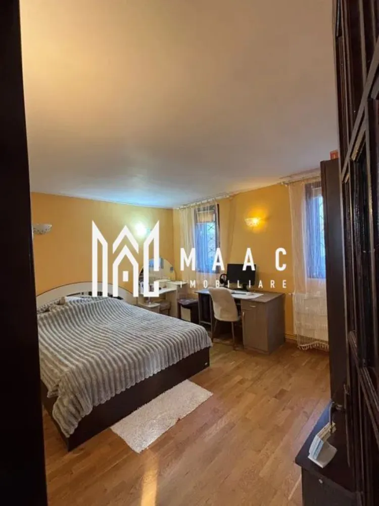 Casă 230 mp I Aproape de Parcul Sub Arini I Sibiu - Casă în zona Sub Arini – una dintre puținele oportunități reale din cea mai dorită zonă din Sibiu

MAAC Imobiliare vă propune o proprietate care apare rar pe piață: o casă spațioasă, bine compartimentată, situată la doar 300 m de Parcul Sub Arini – probabil cea mai apreciată zonă rezidențială din oraș.

Dacă vă doriți liniște, aer curat, vecinătăți bune și acces rapid către tot ce contează, aceasta este una dintre acele proprietăți pe care merită să le vedeți imediat.

De ce această casă este diferită:
Locație premium, unde oferta este limitată și cererea constant ridicată
Proprietate mare, greu de găsit în această zonă
Compartimentare ideală pentru familie sau venit pasiv
Potențial real de creștere a valorii în timp

Spațiul care face diferența:
Suprafață utilă de aproximativ 230 mp, distribuită inteligent pe Parter + Etaj + Mansardă, pe un teren de 203 mp.
Parter (82 mp):
Zonă de zi generoasă, bucătărie separată, cameră, baie, spații auxiliare și un salon de 25 mp + garaj sau spațiu pentru socializare
Etaj (58 mp):
3 dormitoare, living de 26 mp, 2 băi și balcoane – perfect pentru viața de familie
Mansardă (65 mp):
Spațiu versatil: dormitor/birou, baie și o cameră hobby de 34 mp – ideală pentru relaxare, lucru de acasă sau zonă pentru copii

Ce simți aici:
Intimitate, liniște și acel tip de confort pe care doar zonele mature, cu verdeață și case, îl pot oferi. Nu este un cartier aglomerat, ci o zonă în care proprietățile se transmit și se păstrează.

Pentru cine este potrivită:
Familie care își dorește stabilitate și spațiu
Cumpărător care înțelege valoarea zonei Sub Arini
Investitor care caută o proprietate sigură, cu randament (închiriere sau regim hotelier)

Proprietățile din această zonă nu stau mult pe piață, mai ales cele cu suprafață mare și compartimentare versatilă.

Pentru mai multe informații sau pentru programarea unei vizionări, vă rugăm să ne contactați și să menționați ID-ul proprietății: CP3006013.