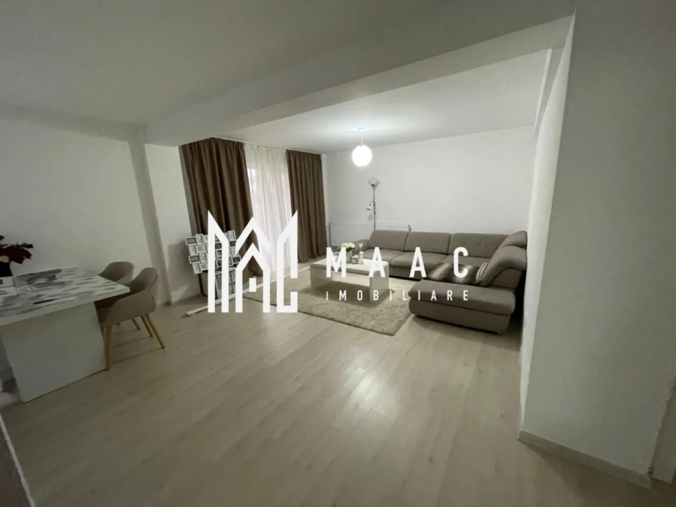 Apartament 3 camere | Parter | Parcare | Sebes - MAAC Imobiliare vă propune spre vânzare un apartament modern și spațios, situat la parter intr-o zonă liniștită și bine poziționată din Sebeș, pe strada Mihail Kogălniceanu nr. 52B.

Detalii apartament:
Suprafață utilă: 66 mp
Compartimentare: 3 camere – living cu bucătărie open space, 2 dormitoare și o baie
Parter – ideal pentru familii, persoane în vârstă sau investiție
Avans minim:50%

Complet mobilat și utilat
Bucătărie open space integrată cu livingul – spațiu luminos și primitor
Finisaje de calitate, design modern
Apartament curat, bine întreținut, gata de mutat imediat

Avantaje și locație:
Zonă liniștită, cu acces facil către centrul orașului
În apropiere: magazine, școli, grădinițe, mijloace de transport
Ideal atât pentru locuință personală, cât și pentru investiție

Pentru mai multe detalii specificati telefonic ID: CP2812439