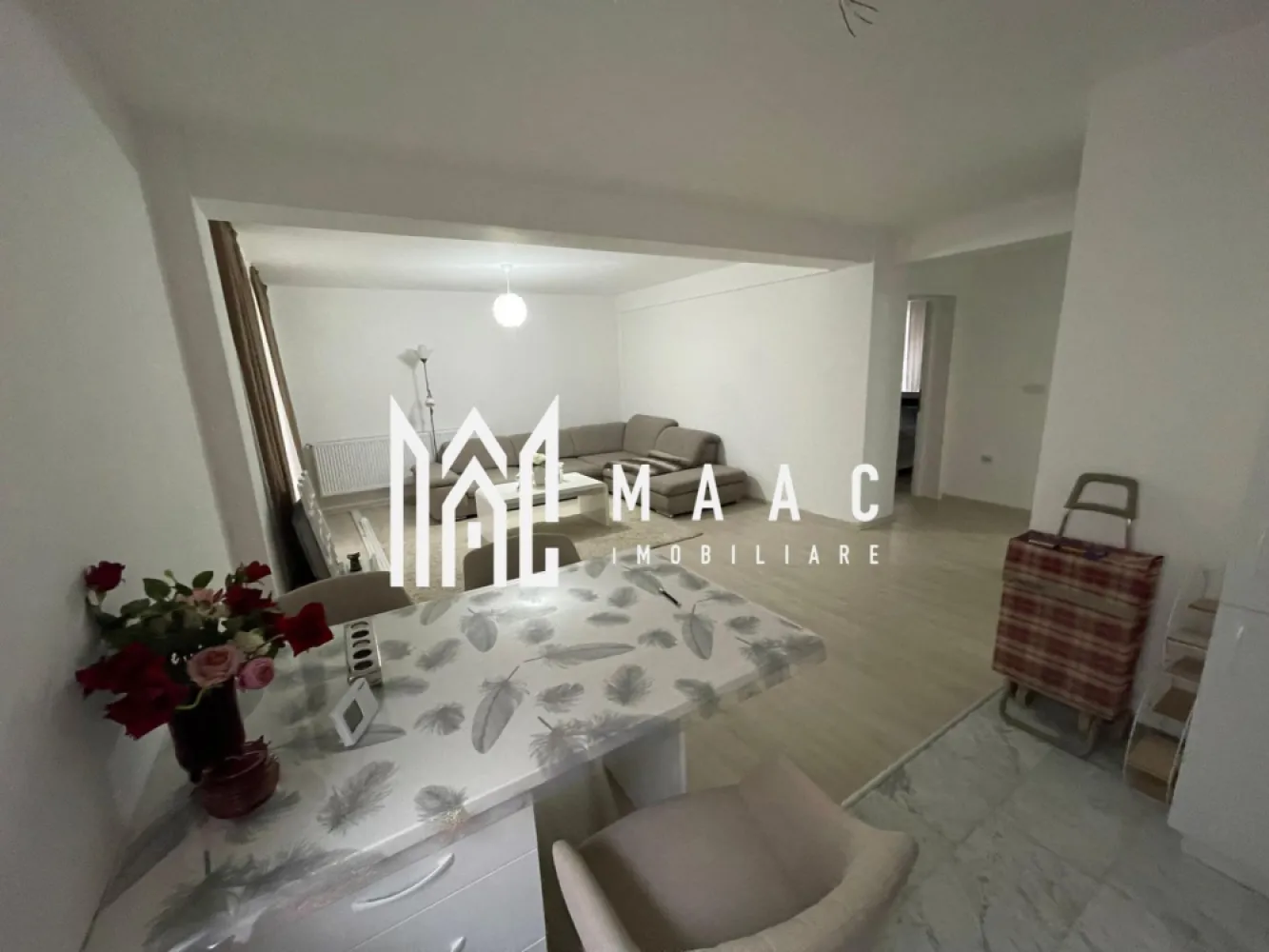 Apartament 3 camere | Parter | Parcare | Sebes - MAAC Imobiliare vă propune spre vânzare un apartament modern și spațios, situat la parter intr-o zonă liniștită și bine poziționată din Sebeș, pe strada Mihail Kogălniceanu nr. 52B.

Detalii apartament:
Suprafață utilă: 66 mp
Compartimentare: 3 camere – living cu bucătărie open space, 2 dormitoare și o baie
Parter – ideal pentru familii, persoane în vârstă sau investiție
Avans minim:50%

Complet mobilat și utilat
Bucătărie open space integrată cu livingul – spațiu luminos și primitor
Finisaje de calitate, design modern
Apartament curat, bine întreținut, gata de mutat imediat

Avantaje și locație:
Zonă liniștită, cu acces facil către centrul orașului
În apropiere: magazine, școli, grădinițe, mijloace de transport
Ideal atât pentru locuință personală, cât și pentru investiție

Pentru mai multe detalii specificati telefonic ID: CP2812439