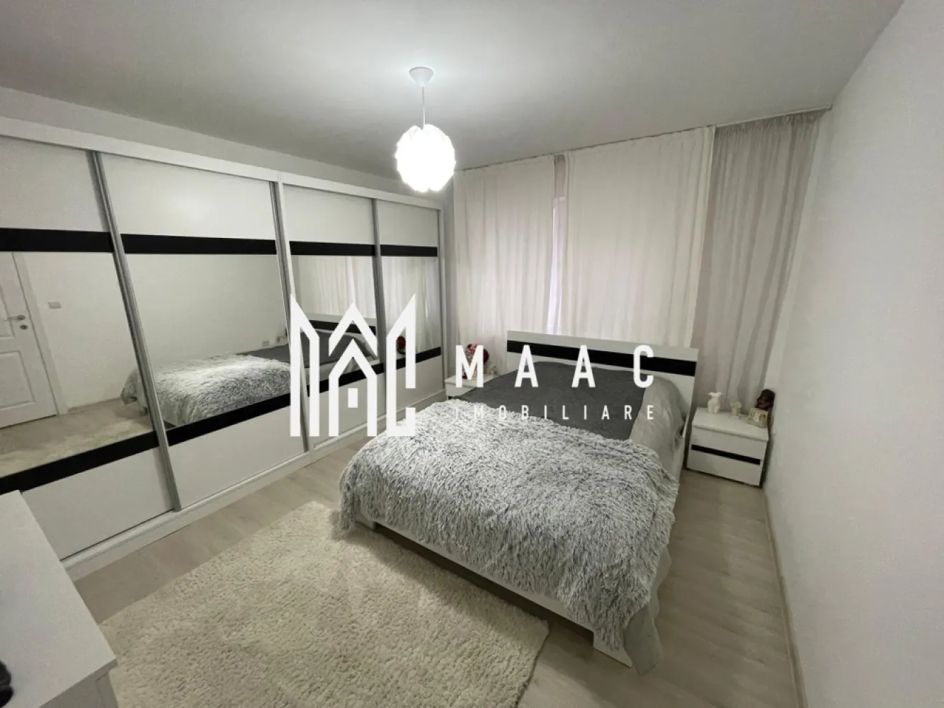 Apartament 3 camere | Parter | Parcare | Sebes - MAAC Imobiliare vă propune spre vânzare un apartament modern și spațios, situat la parter intr-o zonă liniștită și bine poziționată din Sebeș, pe strada Mihail Kogălniceanu nr. 52B.

Detalii apartament:
Suprafață utilă: 66 mp
Compartimentare: 3 camere – living cu bucătărie open space, 2 dormitoare și o baie
Parter – ideal pentru familii, persoane în vârstă sau investiție
Avans minim:50%

Complet mobilat și utilat
Bucătărie open space integrată cu livingul – spațiu luminos și primitor
Finisaje de calitate, design modern
Apartament curat, bine întreținut, gata de mutat imediat

Avantaje și locație:
Zonă liniștită, cu acces facil către centrul orașului
În apropiere: magazine, școli, grădinițe, mijloace de transport
Ideal atât pentru locuință personală, cât și pentru investiție

Pentru mai multe detalii specificati telefonic ID: CP2812439