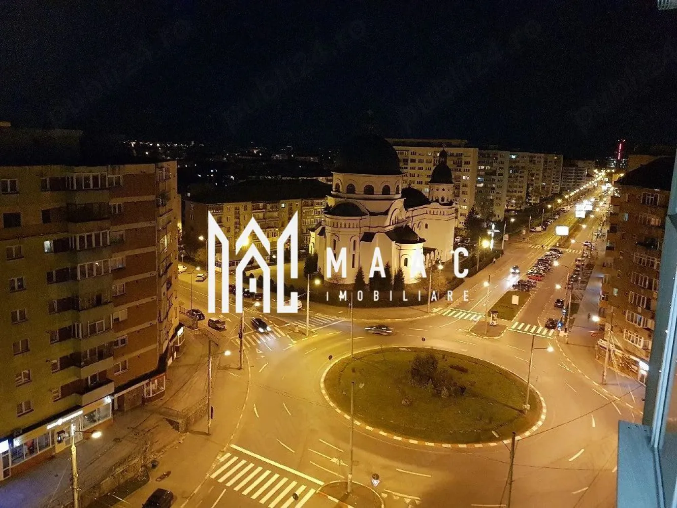 Apartament 2 Camere Decomandat I 46 MPU I Mihai Viteazu - MAAC Imobiliare va propune spre vanzare un apartament decomandat, situat pe Bulevardul Mihai Viteazu, una dintre cele mai căutate zone din Sibiu, cu acces facil către toate punctele de interes din oraș.

Suprafață utilă: 46 mp
Etaj: 10 (cu vedere panoramică spre bulevard)

Compartimentare:
sufragerie luminoasă
dormitor confortabil
bucătărie separată
baie
hol
cămară
balcon mare, închis
pivniță pentru depozitare

Avantaje:
compartimentare decomandată, ideală pentru confort și intimitate, etaj superior cu vedere deschisă spre bulevard, balcon generos perfect pentru relaxare sau spațiu suplimentar.
zonă excelentă, aproape de magazine, școli, transport în comun
acces rapid către centrul orașului

Apartamentul este ideal atât pentru locuință personală, cât și pentru investiție, datorită poziționării foarte bune.
Pentru mai multe detalii și programarea unei vizionări, vă invităm să contactați Maac Imobiliare, specificând ID: CP3005376.