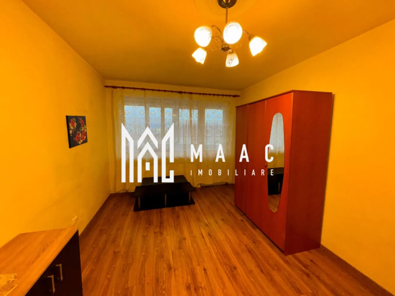 Apartament 2 Camere Decomandat I 46 MPU I Mihai Viteazu - MAAC Imobiliare va propune spre vanzare un apartament decomandat, situat pe Bulevardul Mihai Viteazu, una dintre cele mai căutate zone din Sibiu, cu acces facil către toate punctele de interes din oraș.

Suprafață utilă: 46 mp
Etaj: 10 (cu vedere panoramică spre bulevard)

Compartimentare:
sufragerie luminoasă
dormitor confortabil
bucătărie separată
baie
hol
cămară
balcon mare, închis
pivniță pentru depozitare

Avantaje:
compartimentare decomandată, ideală pentru confort și intimitate, etaj superior cu vedere deschisă spre bulevard, balcon generos perfect pentru relaxare sau spațiu suplimentar.
zonă excelentă, aproape de magazine, școli, transport în comun
acces rapid către centrul orașului

Apartamentul este ideal atât pentru locuință personală, cât și pentru investiție, datorită poziționării foarte bune.
Pentru mai multe detalii și programarea unei vizionări, vă invităm să contactați Maac Imobiliare, specificând ID: CP3005376.