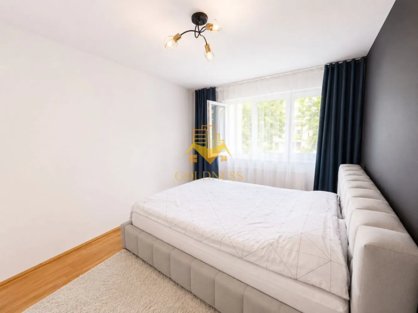 3 camere decomandate, Parcare, Manastur, Big, Mehedinti, Baza sportiva - GOLDNESS Imobiliare vă propune spre închiriere un apartament cu 3 camere complet mobilat și utilat, la etajul 2 într-un imobil de 4 etaje, în Cartierul Manastur .
Parcare exterioara inclusa!
Se află în apropierea stațiilor de transport în comun, magazine, restaurante, spații verzi, farmacii, etc. 

Apartamentul este compartimentat astfel:
 - dormitor cu pat matrimonial, dressing, noptiere
 - camera destinata pentru birou
 - living cu canapea extensibilă, loc de servit masa, TV
 -bucatarie complet utilată și mobilată
 - baie cu cada, calorifer port prosop și dulap pentru depozitare.
 - balcon 5 mp.
 - În cazul în care doriți să aduceți modificări sau îmbunătățiri apartamentului, suntem deschiși să discutăm orice propunere și să analizăm împreună cele mai potrivite soluții

Imobilul este dotat cu toate cele necesare- centrală proprie, frigider, aragaz, hotă, mașină de spălat haine, etc. 

Dacă sunteți interesați de acest apartament și doriți să îl vizionați, dar și pentru alte oferte nu ezitați să ne contactați telefonic sau prin e-mail. Vă stăm la dispoziție!
Pentru intermediere se percepe un comision de 50% din prețul chiriei!