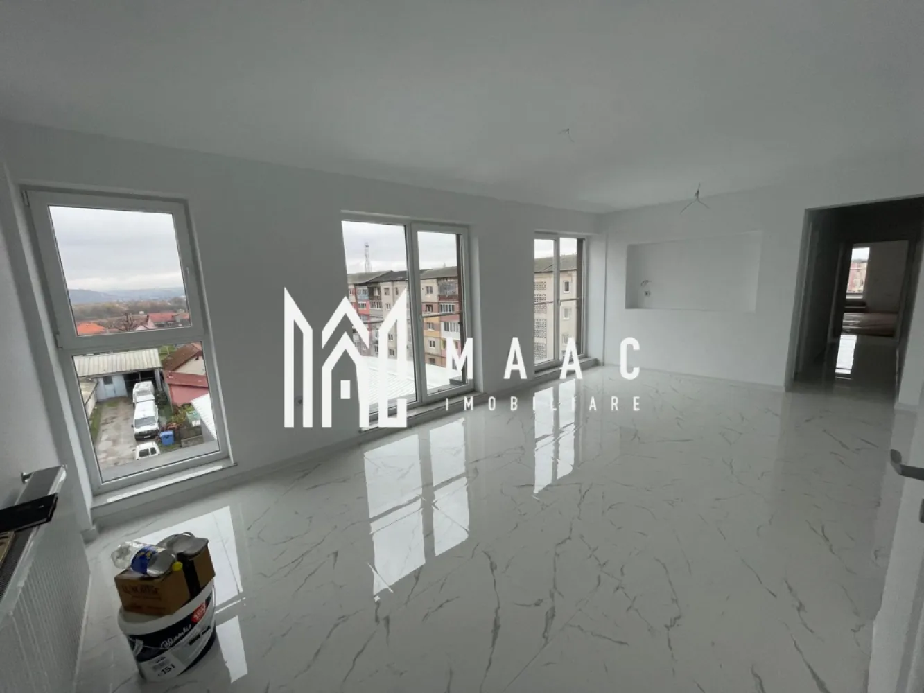 Penthouse 4 Camere Sebes Zona Kogalniceanu - MAAC Imobiliare – Penthouse 4 camere ,sebes zona kogalniceanu predare la cheie

Vă prezentăm un apartament tip penthouse deosebit, situat într-o zonă liniștită și selectă din Sebeș, pe strada Mihail Kogălniceanu nr. 58B. Proprietatea face parte dintr-o construcție nouă, realizată cu materiale de top și finisaje de înaltă calitate.

Caracteristici principale:
Suprafață utilă: 102 mp
Terasă generoasă: 70 mp
Avans minim:50%

Compartimentare:
3 dormitoare
Dormitor matrimonial cu baie proprie
O a doua baie complet utilată
Hol de acces către toate camerele
Bucătărie cu living open-space

Detalii suplimentare:
Finisajele moderne și terasa spectaculoasă creează o atmosferă rafinată și primitoare.

Această proprietate reprezintă alegerea perfectă pentru cei care caută un cămin elegant, modern și exclusivist, sau pentru o investiție sigură pe termen lung.

Adresă: Sebeș, str. Mihail Kogălniceanu nr. 58B

Pentru mai multe detalii specificati telefonic ID:CP2812322