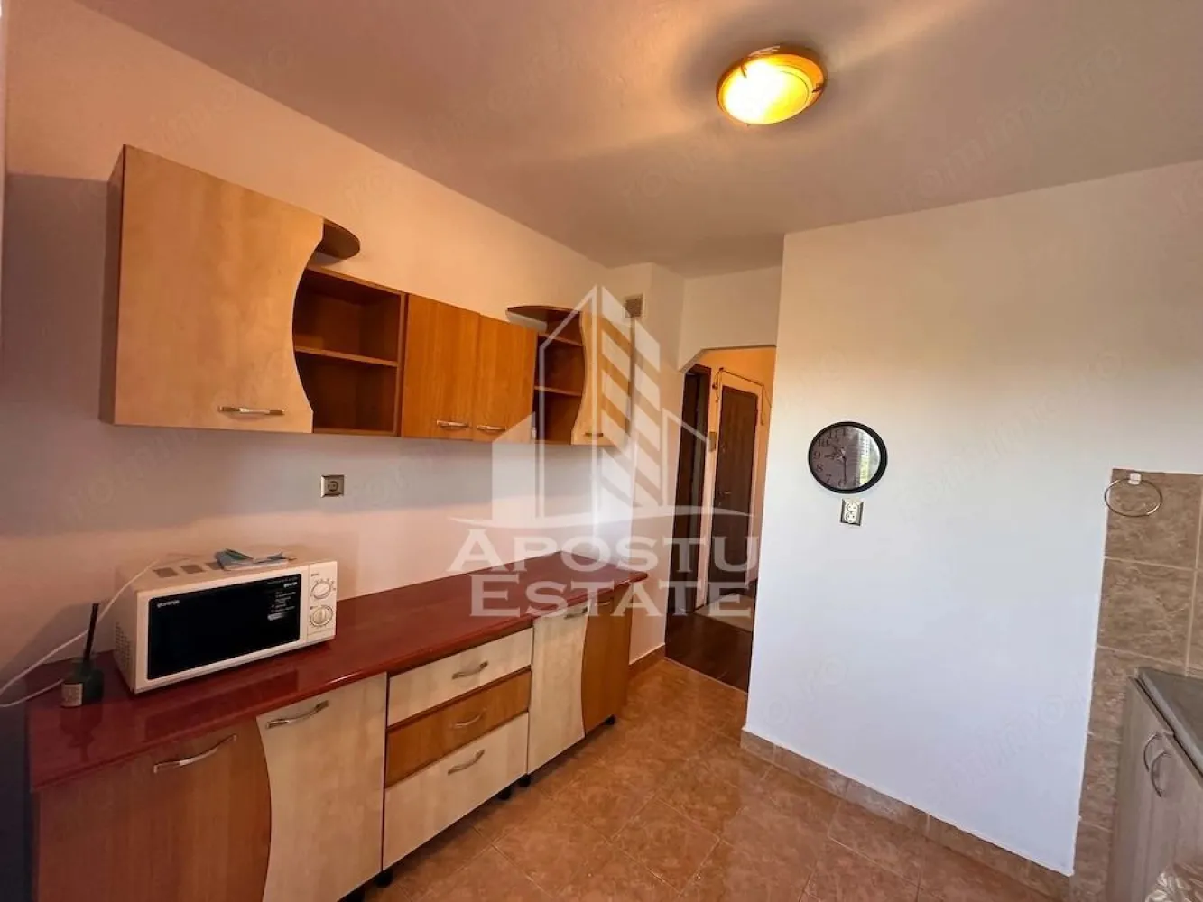 Apartament 2 camere de vanzare, zona Lipovei, Timisoara - Agentia imobiliara APOSTU ESTATE va propune spre vanzare un apartament cu 2 camere, decomandat, etaj 3/4, situat in zona Lipovei din Timisoara, judetul Timis.
Apartamentul este amplasat la etajul 3 al unui imobil construit in 1985 si are o suprafata utila aproximativa de 50 mp plus balcon inchis.
Confortul termic se realizeaza la rețeaua orasului Colterm cu sistem de incalzire prin calorifere, exista posibilitatea montarii centralei proprii pe gaz deoarece avem teava de gaz pe etaj.
Compartimentare:
- hol acces spatios
- bucatarie inchisa
-living 
-dormitor
- baie cu cada 

Proprietatea se vinde cum se vede in imagini si este o varianta ideala pentru familii, cuplu, investitie.
Vecinatati: Scoala generala nr.7 la 13 min de mers pe jos, mijloace de transport in comun,magazine,banci,farmacii la 3 min de mers pe jos, Pepco, Gym One 6 la 11 min de mers pe jos, Iulius Mall la 6 min cu masina, Piata Unirii la 10 min cu masina.
Agentia imobiliara Apostu Estate va ofera consultanta bancara gratuita prin intermediul colaboratorilor nostri pentru alegerea celui mai potrivit tip de credit, astfel incat tu sa devi noul proprietar al acestui apartament.

Va asteptam cu drag la o vizionare!

Id Intern: CP3217495