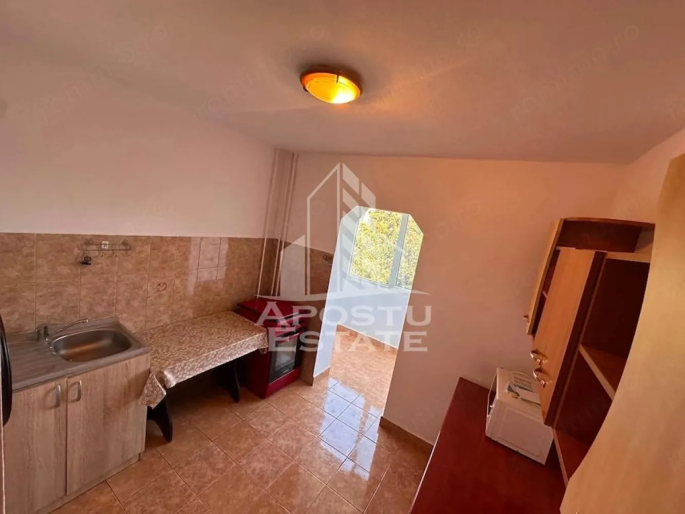 Apartament 2 camere de vanzare, zona Lipovei, Timisoara - Agentia imobiliara APOSTU ESTATE va propune spre vanzare un apartament cu 2 camere, decomandat, etaj 3/4, situat in zona Lipovei din Timisoara, judetul Timis.
Apartamentul este amplasat la etajul 3 al unui imobil construit in 1985 si are o suprafata utila aproximativa de 50 mp plus balcon inchis.
Confortul termic se realizeaza la rețeaua orasului Colterm cu sistem de incalzire prin calorifere, exista posibilitatea montarii centralei proprii pe gaz deoarece avem teava de gaz pe etaj.
Compartimentare:
- hol acces spatios
- bucatarie inchisa
-living 
-dormitor
- baie cu cada 

Proprietatea se vinde cum se vede in imagini si este o varianta ideala pentru familii, cuplu, investitie.
Vecinatati: Scoala generala nr.7 la 13 min de mers pe jos, mijloace de transport in comun,magazine,banci,farmacii la 3 min de mers pe jos, Pepco, Gym One 6 la 11 min de mers pe jos, Iulius Mall la 6 min cu masina, Piata Unirii la 10 min cu masina.
Agentia imobiliara Apostu Estate va ofera consultanta bancara gratuita prin intermediul colaboratorilor nostri pentru alegerea celui mai potrivit tip de credit, astfel incat tu sa devi noul proprietar al acestui apartament.

Va asteptam cu drag la o vizionare!

Id Intern: CP3217495