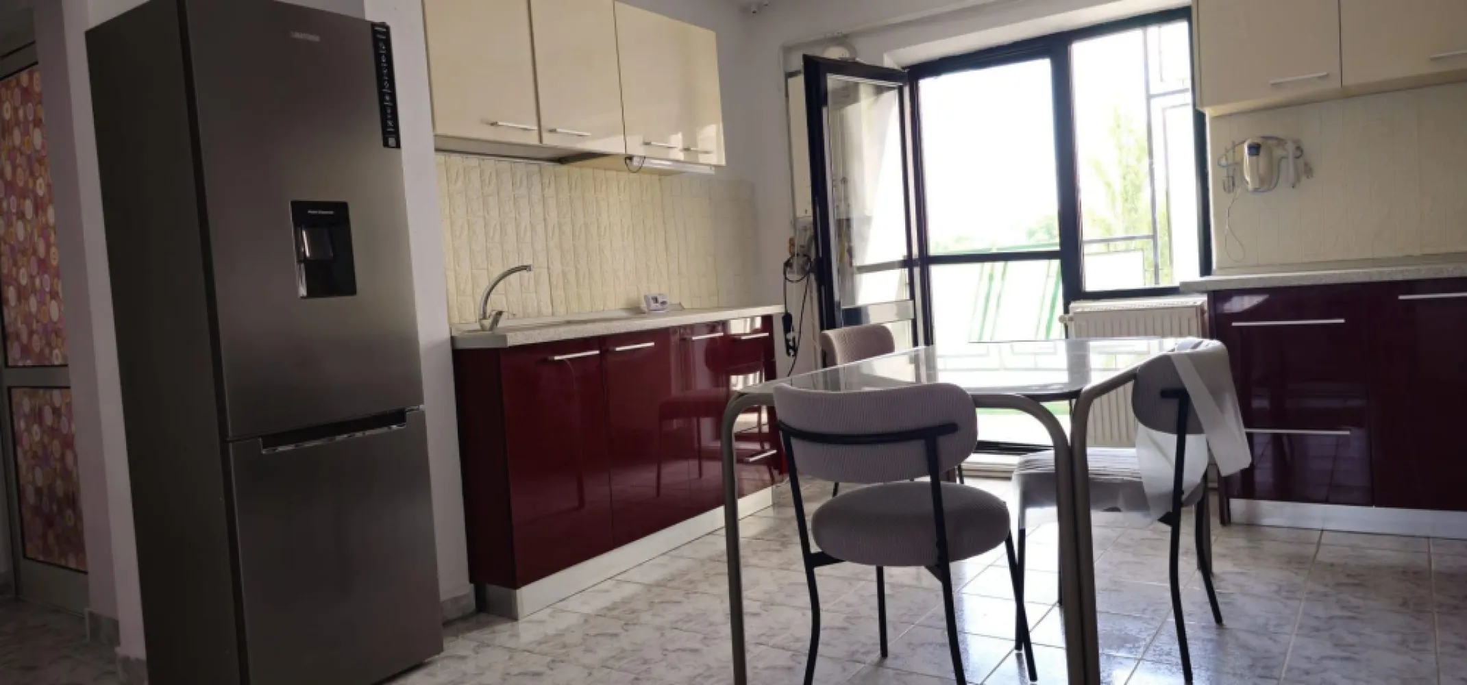 De inchiriat apartament spatios, zona Garii, et. 3, 490 euro negociabil - Agentia Mag Invest oferă spre închiriere un apartament spațios cu 3 camere, având o suprafață de 85 mp, situat la etajul 3, într-o zonă foarte bine poziționată – Zona Gării. Blocul este construit in anul 2005.
Apartamentul este compartimentat practic și oferă tot confortul necesar:
- 3 camere;
- 2 băi;
- 2 balcoane;
- centrală termică proprie;
- aer condiționat.
Locuința este ideală pentru o familie sau pentru persoane care își doresc un apartament generos, cu acces facil către mijloace de transport, magazine, școli și alte puncte de interes.
Preț: 490 €/lună
Garantie returnabila 490 euro.
Se percepe comision de tranzactionare de la chirias.
Pentru mai multe informații sau pentru programarea unei vizionări, vă rugăm să ne contactați telefonic 0746.252.252 Liliana Ene.