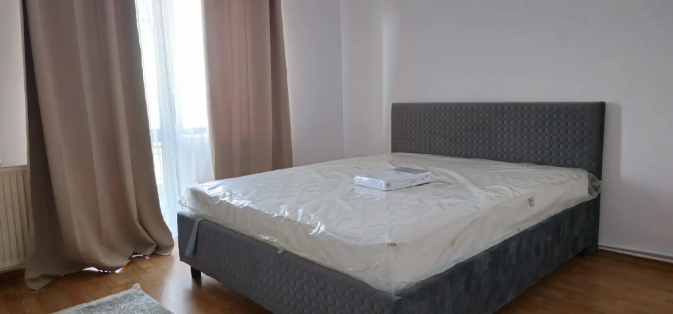 De inchiriat apartament spatios, zona Garii, et. 3, 490 euro negociabil - Agentia Mag Invest oferă spre închiriere un apartament spațios cu 3 camere, având o suprafață de 85 mp, situat la etajul 3, într-o zonă foarte bine poziționată – Zona Gării. Blocul este construit in anul 2005.
Apartamentul este compartimentat practic și oferă tot confortul necesar:
- 3 camere;
- 2 băi;
- 2 balcoane;
- centrală termică proprie;
- aer condiționat.
Locuința este ideală pentru o familie sau pentru persoane care își doresc un apartament generos, cu acces facil către mijloace de transport, magazine, școli și alte puncte de interes.
Preț: 490 €/lună
Garantie returnabila 490 euro.
Se percepe comision de tranzactionare de la chirias.
Pentru mai multe informații sau pentru programarea unei vizionări, vă rugăm să ne contactați telefonic 0746.252.252 Liliana Ene.
