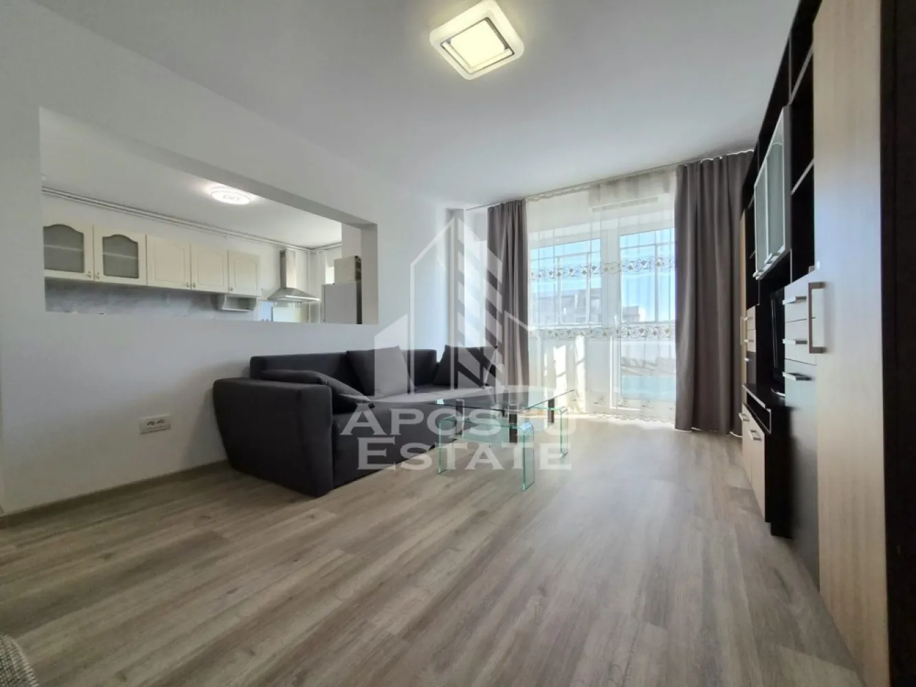 Apartament doua camere,Zona Vlaicu - Apostu Estate vă oferă spre închiriere un apartament cu 2 camere, decomandat, spațios și foarte bine compartimentat.
Locuința este luminoasă, confortabilă și izolată termic pe interiorsi si extrior oferind un ambient plăcut pe tot parcursul anului.
Apartamentul este amplasat într-o zonă excelentă, în apropierea cafenelelor, parcurilor și a mijloacelor de transport în comun, cu acces rapid către toate punctele de interes.
Este alegerea ideală pentru un cuplu sau persoane care își doresc confort și accesibilitate.
Pentru mai multe informații și programarea unei vizionări, vă invităm să ne contactați. 
CP3217669