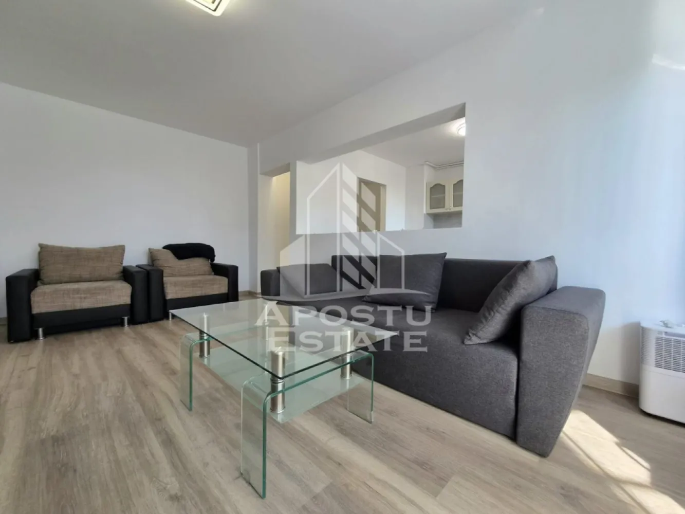 Apartament doua camere,Zona Vlaicu - Apostu Estate vă oferă spre închiriere un apartament cu 2 camere, decomandat, spațios și foarte bine compartimentat.
Locuința este luminoasă, confortabilă și izolată termic pe interiorsi si extrior oferind un ambient plăcut pe tot parcursul anului.
Apartamentul este amplasat într-o zonă excelentă, în apropierea cafenelelor, parcurilor și a mijloacelor de transport în comun, cu acces rapid către toate punctele de interes.
Este alegerea ideală pentru un cuplu sau persoane care își doresc confort și accesibilitate.
Pentru mai multe informații și programarea unei vizionări, vă invităm să ne contactați. 
CP3217669