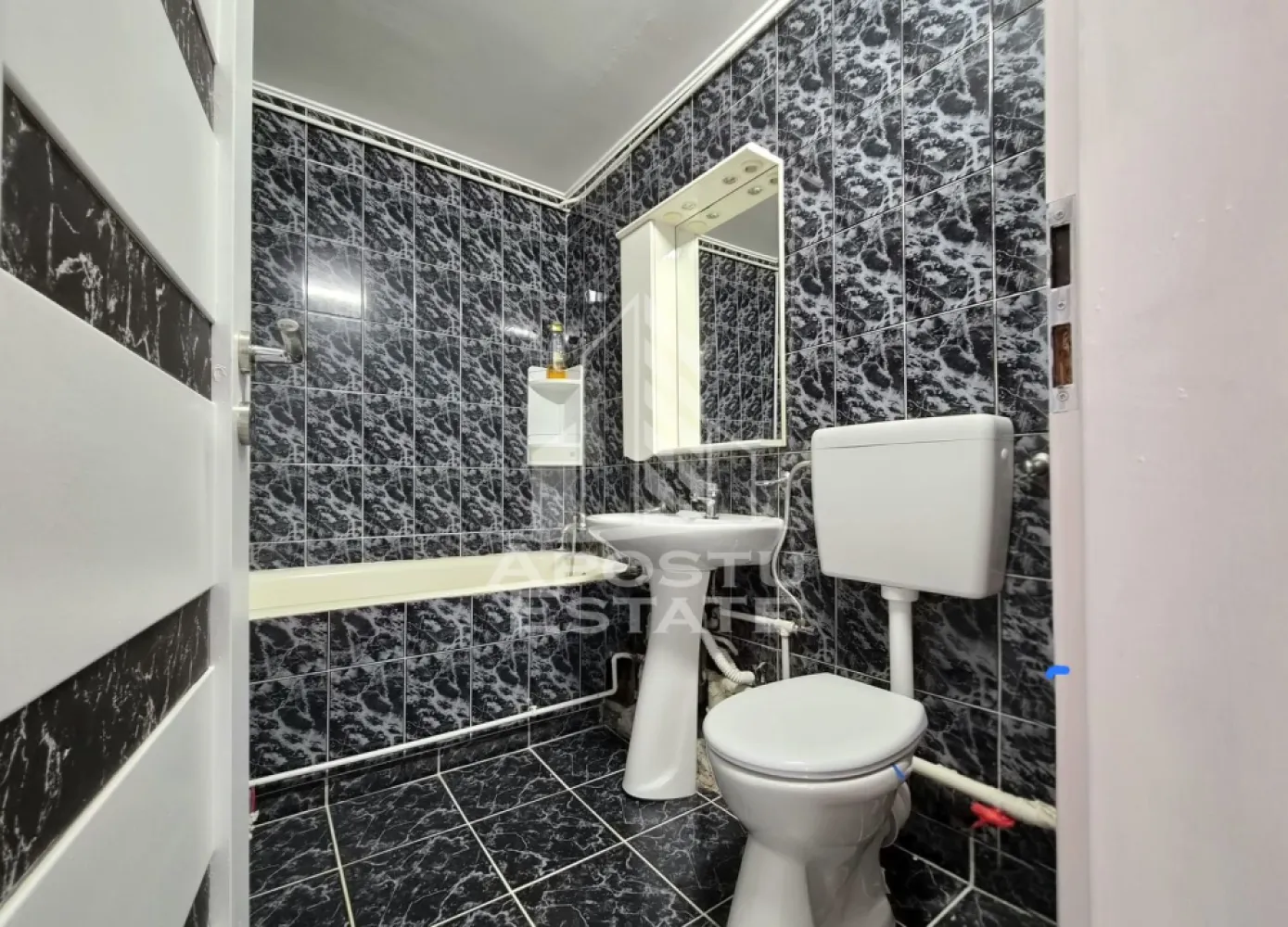 Apartament doua camere,Zona Vlaicu - Apostu Estate vă oferă spre închiriere un apartament cu 2 camere, decomandat, spațios și foarte bine compartimentat.
Locuința este luminoasă, confortabilă și izolată termic pe interiorsi si extrior oferind un ambient plăcut pe tot parcursul anului.
Apartamentul este amplasat într-o zonă excelentă, în apropierea cafenelelor, parcurilor și a mijloacelor de transport în comun, cu acces rapid către toate punctele de interes.
Este alegerea ideală pentru un cuplu sau persoane care își doresc confort și accesibilitate.
Pentru mai multe informații și programarea unei vizionări, vă invităm să ne contactați. 
CP3217669