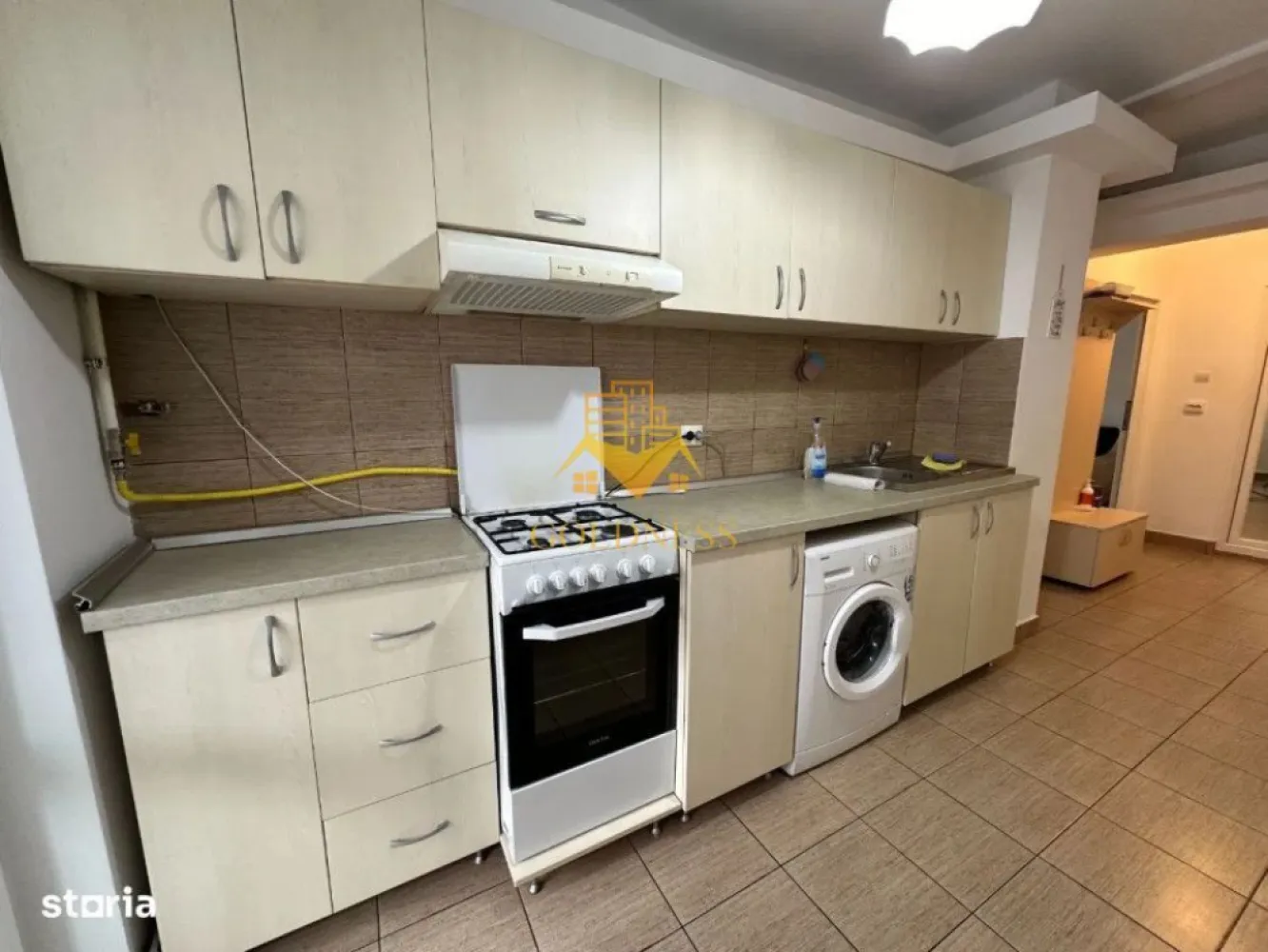 2 camere decomandate, Piata Marasti, Bvd. 21 Decembrie, The Office - GOLDNESS Imobiliare vă propune spre închiriere un apartament cu 2 camere decomandate, complet mobilat și utilat, la etajul 1 în Cartierul Marasti.
Se poate parca in zona la liber!
Se află în apropierea stațiilor de transport în comun, magazine, restaurante, spații verzi, farmacii, etc. 

Apartamentul este compartimentat astfel:
 - 2 dormitoare cu canapea extensibila, dressing si birou
 - bucatarie complet utilata si mobilata, spatiu de servit masa 
 - baie cu cada, calorifer port-prosop si spatiu de depozitare
- balcon de 4 mp.

Imobilul este dotat cu toate cele necesare- centrală proprie, frigider, aragaz, hotă, mașină de spălat haine, etc. 

Dacă sunteți interesați de acest apartament și doriți să îl vizionați, dar și pentru alte oferte nu ezitați să ne contactați telefonic sau prin e-mail. Vă stăm la dispoziție!
Pentru intermediere se percepe un comision de 50% din prețul chiriei!