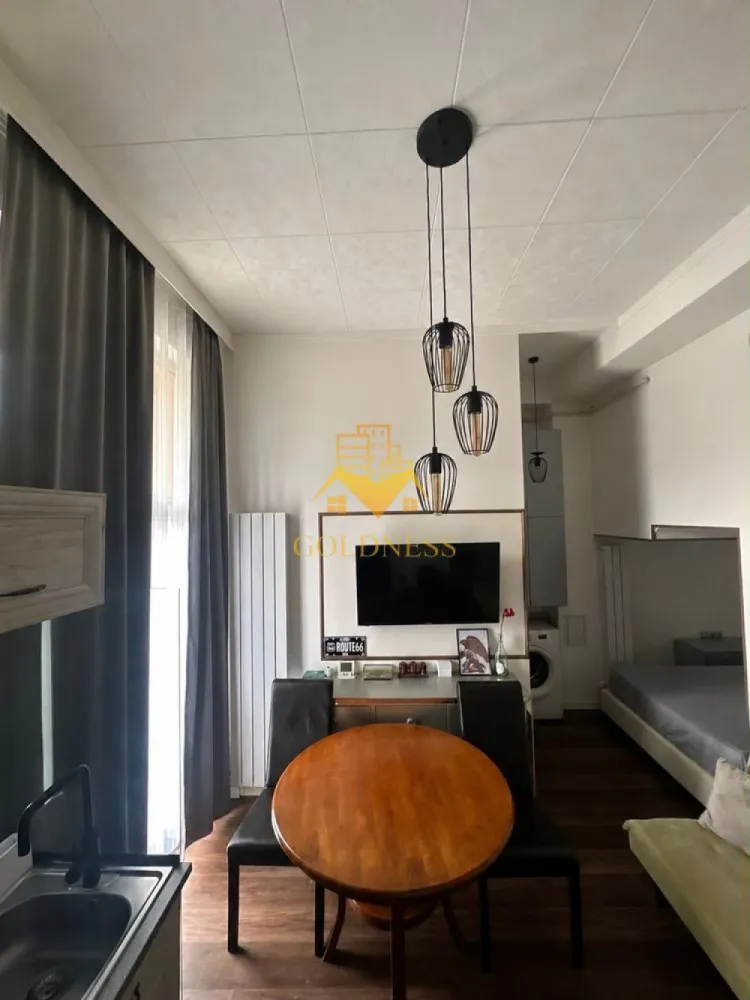 1 camera, Zorilor, Premium, UMF, USAMV, UTCN, Observatorului, Centrala - GOLDNESS Imobiliare vă propune spre închiriere un apartament cu 1 camere complet mobilat și utilat, la Parter într-un imobil de 4 etaje, în Cartierul Zorilor, zona UMF/USAMV.

USAMV la distanță de (1.3KM) 
UMF la distanță de (1.0KM)

Se află în apropierea stațiilor de transport în comun, magazine, restaurante, spații verzi, farmacii, etc. 

Apartamentul este compartimentat astfel:
 - camera cu pat matrimonial, dressing, noptiere
 - canapea extensibilă 
 - bucătărie complet utilată și mobilată 
 - baie cu dus walkin , calorifer port prosop și dulap pentru depozitare.

Imobilul este dotat cu toate cele necesare- centrală proprie, frigider, aragaz, hotă, mașină de spălat haine, etc. 

Dacă sunteți interesați de acest apartament și doriți să îl vizionați, dar și pentru alte oferte nu ezitați să ne contactați telefonic sau prin e-mail. Vă stăm la dispoziție!
Pentru intermediere se percepe un comision de 50% din prețul chiriei!