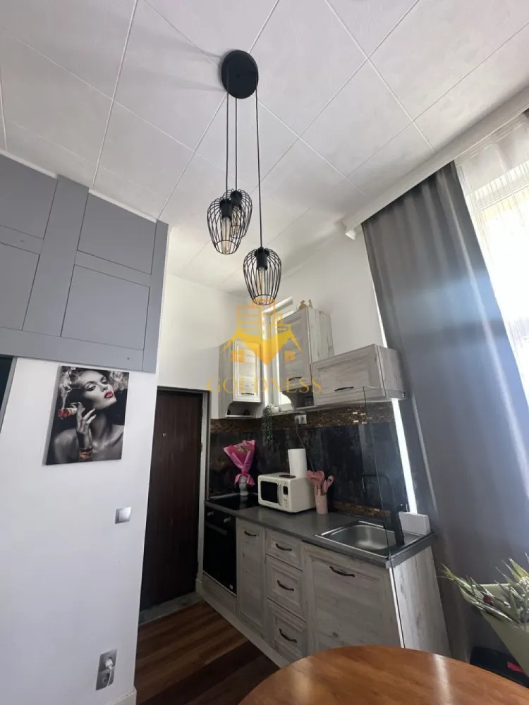 1 camera, Zorilor, Premium, UMF, USAMV, UTCN, Observatorului, Centrala - GOLDNESS Imobiliare vă propune spre închiriere un apartament cu 1 camere complet mobilat și utilat, la Parter într-un imobil de 4 etaje, în Cartierul Zorilor, zona UMF/USAMV.

USAMV la distanță de (1.3KM) 
UMF la distanță de (1.0KM)

Se află în apropierea stațiilor de transport în comun, magazine, restaurante, spații verzi, farmacii, etc. 

Apartamentul este compartimentat astfel:
 - camera cu pat matrimonial, dressing, noptiere
 - canapea extensibilă 
 - bucătărie complet utilată și mobilată 
 - baie cu dus walkin , calorifer port prosop și dulap pentru depozitare.

Imobilul este dotat cu toate cele necesare- centrală proprie, frigider, aragaz, hotă, mașină de spălat haine, etc. 

Dacă sunteți interesați de acest apartament și doriți să îl vizionați, dar și pentru alte oferte nu ezitați să ne contactați telefonic sau prin e-mail. Vă stăm la dispoziție!
Pentru intermediere se percepe un comision de 50% din prețul chiriei!