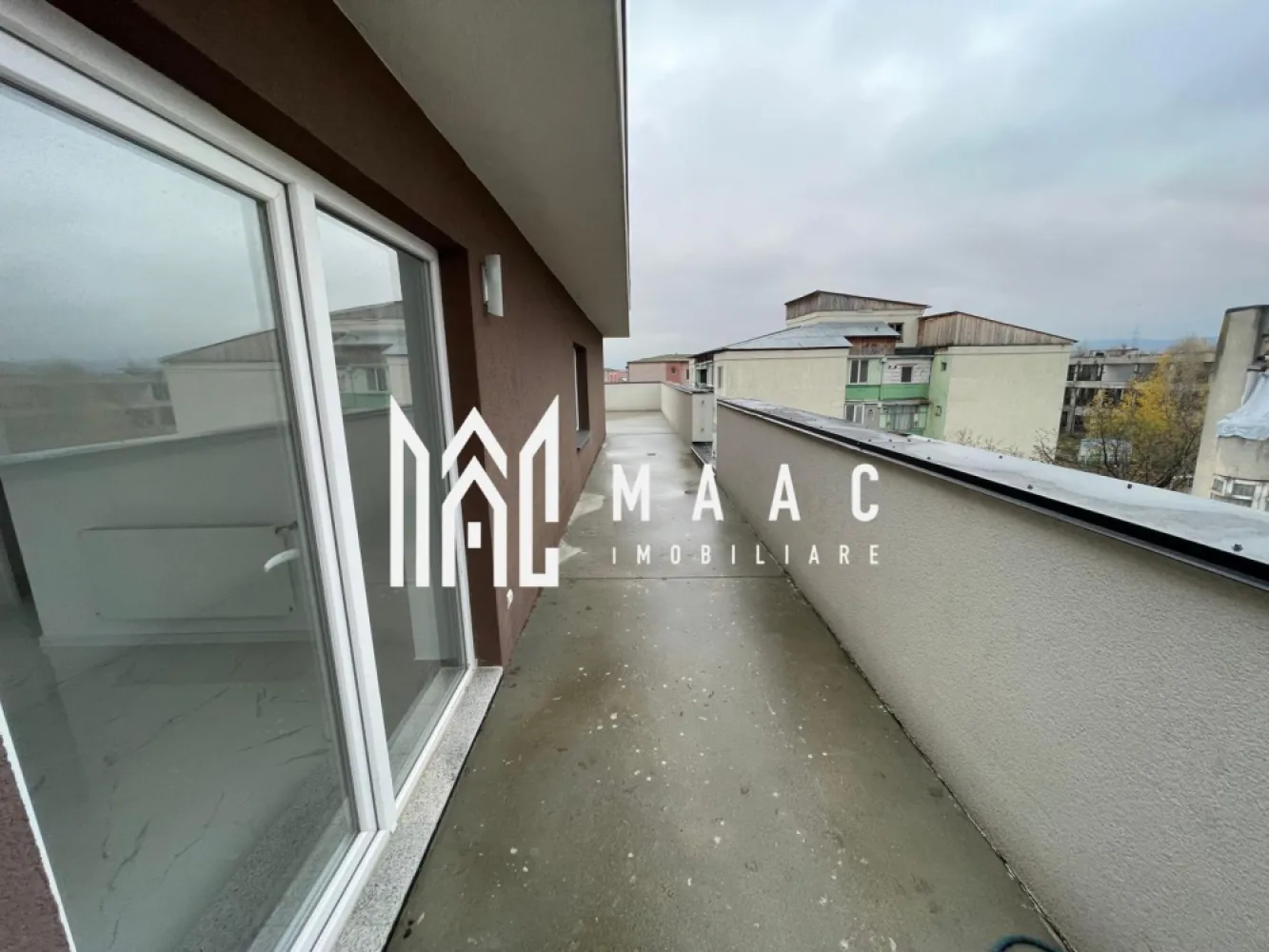 Penthouse 4 Camere Sebes Zona Kogalniceanu - MAAC Imobiliare – Penthouse 4 camere ,sebes zona kogalniceanu predare la cheie

Vă prezentăm un apartament tip penthouse deosebit, situat într-o zonă liniștită și selectă din Sebeș, pe strada Mihail Kogălniceanu nr. 58B. Proprietatea face parte dintr-o construcție nouă, realizată cu materiale de top și finisaje de înaltă calitate.

Caracteristici principale:
Suprafață utilă: 102 mp
Terasă generoasă: 70 mp
Avans minim:50%

Compartimentare:
3 dormitoare
Dormitor matrimonial cu baie proprie
O a doua baie complet utilată
Hol de acces către toate camerele
Bucătărie cu living open-space

Detalii suplimentare:
Finisajele moderne și terasa spectaculoasă creează o atmosferă rafinată și primitoare.

Această proprietate reprezintă alegerea perfectă pentru cei care caută un cămin elegant, modern și exclusivist, sau pentru o investiție sigură pe termen lung.

Adresă: Sebeș, str. Mihail Kogălniceanu nr. 58B

Pentru mai multe detalii specificati telefonic ID:CP2812322