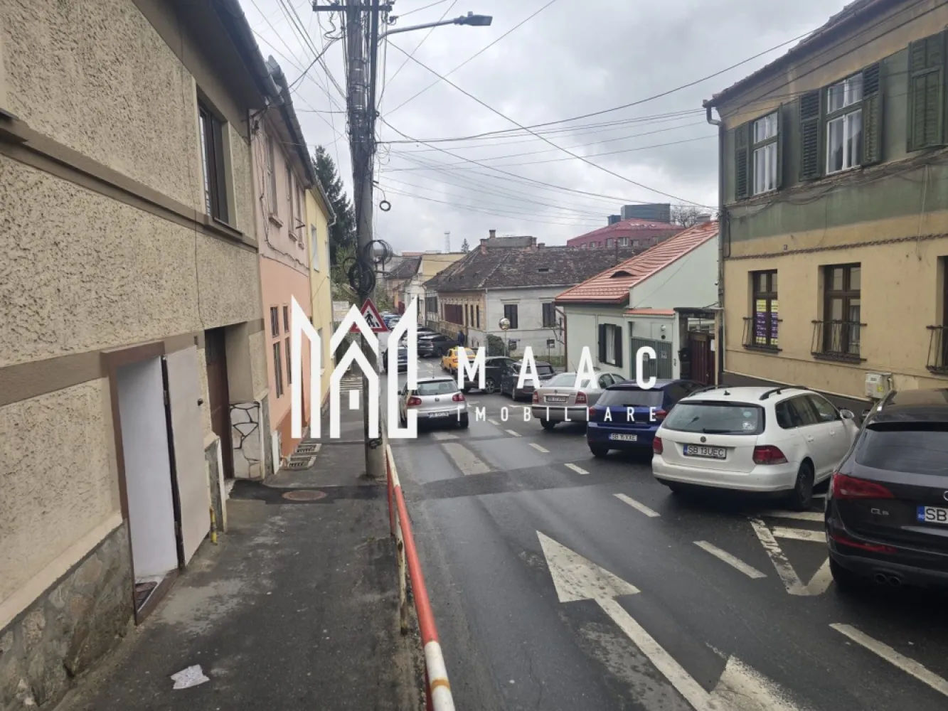 Apartament 2 camere DECOMANDAT 75 MPU Strada Rennes - MAAC Imobiliare vă propune spre vânzare un apartament cu 2 camere decomandate, situat în zona centrală, pe Strada Rennes, o locație apreciată pentru accesibilitate și proximitatea față de punctele de interes urbane. Proprietatea dispune de o suprafață utilă de 75 mp și se remarcă prin compartimentarea eficientă, oferind un confort sporit pentru locuire sau investiție pe termen lung.

Apartamentul este poziționat la etajul 2, un etaj intermediar ideal, și ocupă întreg nivelul, asigurând intimitate și liniște. Spațiile interioare sunt generoase, cu camere mari, luminoase și înalte, ce permit multiple posibilități de amenajare. Cele două băi sunt prevăzute fiecare cu geam pentru aerisire naturală, un avantaj rar întâlnit. De asemenea, proprietatea beneficiază de un view superb și include o pivniță spațioasă de 12 mp, ideală pentru depozitare.

Apartamentul necesită renovare, oferind astfel oportunitatea perfectă de personalizare completă în funcție de preferințele viitorului proprietar.
-total decomandat
-etaj intermediar 2
-2 băi fiecare cu geam
-singur pe nivel
-view superb
-pivniță 12 mp
-camere mari, luminoase și înalte
-necesită renovare și se poate amenaja după propriul gust

Pentru mai multe detalii vă rugăm să menționați CP3007442 la telefon.