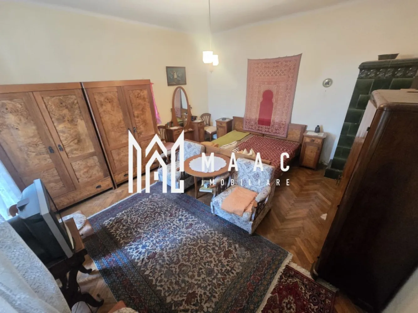 Apartament 2 camere DECOMANDAT 75 MPU Strada Rennes - MAAC Imobiliare vă propune spre vânzare un apartament cu 2 camere decomandate, situat în zona centrală, pe Strada Rennes, o locație apreciată pentru accesibilitate și proximitatea față de punctele de interes urbane. Proprietatea dispune de o suprafață utilă de 75 mp și se remarcă prin compartimentarea eficientă, oferind un confort sporit pentru locuire sau investiție pe termen lung.

Apartamentul este poziționat la etajul 2, un etaj intermediar ideal, și ocupă întreg nivelul, asigurând intimitate și liniște. Spațiile interioare sunt generoase, cu camere mari, luminoase și înalte, ce permit multiple posibilități de amenajare. Cele două băi sunt prevăzute fiecare cu geam pentru aerisire naturală, un avantaj rar întâlnit. De asemenea, proprietatea beneficiază de un view superb și include o pivniță spațioasă de 12 mp, ideală pentru depozitare.

Apartamentul necesită renovare, oferind astfel oportunitatea perfectă de personalizare completă în funcție de preferințele viitorului proprietar.
-total decomandat
-etaj intermediar 2
-2 băi fiecare cu geam
-singur pe nivel
-view superb
-pivniță 12 mp
-camere mari, luminoase și înalte
-necesită renovare și se poate amenaja după propriul gust

Pentru mai multe detalii vă rugăm să menționați CP3007442 la telefon.