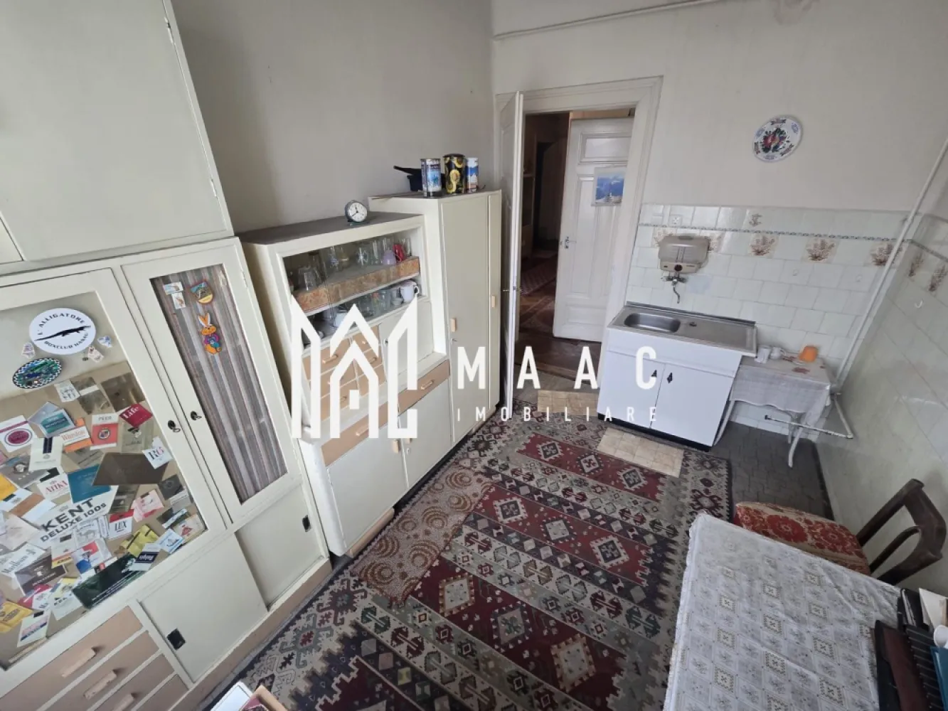 Apartament 2 camere DECOMANDAT 75 MPU Strada Rennes - MAAC Imobiliare vă propune spre vânzare un apartament cu 2 camere decomandate, situat în zona centrală, pe Strada Rennes, o locație apreciată pentru accesibilitate și proximitatea față de punctele de interes urbane. Proprietatea dispune de o suprafață utilă de 75 mp și se remarcă prin compartimentarea eficientă, oferind un confort sporit pentru locuire sau investiție pe termen lung.

Apartamentul este poziționat la etajul 2, un etaj intermediar ideal, și ocupă întreg nivelul, asigurând intimitate și liniște. Spațiile interioare sunt generoase, cu camere mari, luminoase și înalte, ce permit multiple posibilități de amenajare. Cele două băi sunt prevăzute fiecare cu geam pentru aerisire naturală, un avantaj rar întâlnit. De asemenea, proprietatea beneficiază de un view superb și include o pivniță spațioasă de 12 mp, ideală pentru depozitare.

Apartamentul necesită renovare, oferind astfel oportunitatea perfectă de personalizare completă în funcție de preferințele viitorului proprietar.
-total decomandat
-etaj intermediar 2
-2 băi fiecare cu geam
-singur pe nivel
-view superb
-pivniță 12 mp
-camere mari, luminoase și înalte
-necesită renovare și se poate amenaja după propriul gust

Pentru mai multe detalii vă rugăm să menționați CP3007442 la telefon.