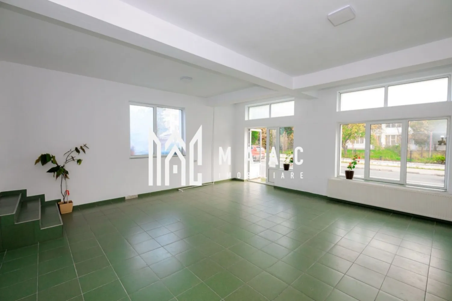 SPATIU COMERCIAL DE INCHIRIAT| ZONA MALL-ul NOU| CENTRALA TERMICA - 🏢 Maac Imobiliare propune spre închiriere spațiu comercial – zona Mall Nou, Strada Ferdinand, Râmnicu Vâlcea

Maac Imobiliare propune spre închiriere un spațiu comercial situat într-o zonă excelentă, pe Strada Ferdinand, în apropierea Mall-ului Nou din Râmnicu Vâlcea.

📐 Suprafață totală: 76 mp, compartimentată în două încăperi de câte 50 mp fiecare – ideal pentru birouri, showroom, salon, cabinet sau alte activități comerciale.

🔥 Spațiul este dotat cu centrală termică proprie, oferind confort termic pe tot parcursul anului.

✔️ Avantaje:

Compartimentare practică și flexibilă
Acces facil și vizibilitate excelentă

💰 Preț: 600 € / lună
📞 Pentru mai multe detalii sau vizionări: Maac Imobiliare CP2812290