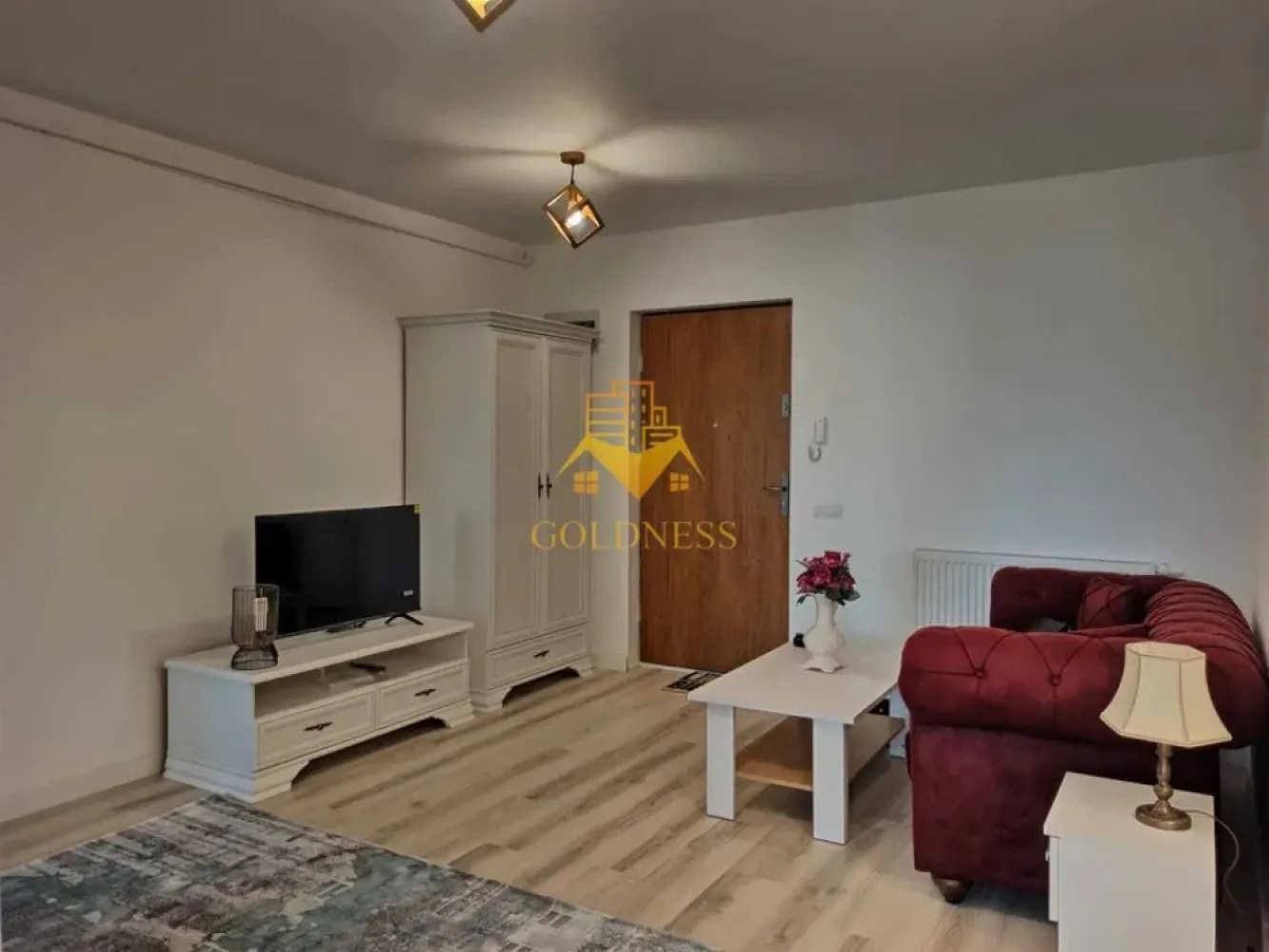 3 Camere Modern, Zorilor, Frunzisului, Lidl, Observatorului, Parcare - GOLDNESS Imobiliare vă propune spre închiriere un apartament cu 3 camere complet mobilat și utilat, la etajul 1 într-un imobil de 15 etaje, în cartierul Zorilor . Apartamentul este compartimentat astfel:

 - dormitor cu pat matrimonial, dressing, noptiere
 - dormitor cu pat single și spații de depozitare
 - living cu canapea, zona de luat masa
 - bucatarie complet echipata si dotata
 - baie cu cabină de duș, calorifer port prosop inox și dulap pentru depozitare.
 - 2 balcoane de 12 mp.

Imobilul este dotat cu toate cele necesare- centrală proprie, mașină de spălat haine, frigider, plită electrică, hotă, TV, etc. 
Se află în apropierea stațiilor de transport în comun, magazine, restaurante, spații verzi, farmacii, etc. 

Deține un loc de parcare subteran !

Dacă sunteți interesați de acest apartament și doriți să îl vizionați, dar și pentru alte oferte sau detalii nu ezitați să ne contactați telefonic sau prin e-mail - goldnessimobiliare@gmail.com. Vă stăm la dispoziție!
Pentru intermediere se percepe un comision de 50% din prețul chiriei!
