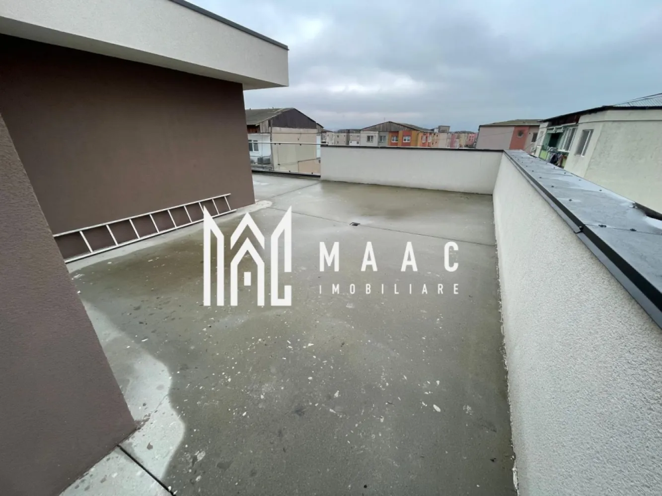 Penthouse 4 Camere Sebes Zona Kogalniceanu - MAAC Imobiliare – Penthouse 4 camere ,sebes zona kogalniceanu predare la cheie

Vă prezentăm un apartament tip penthouse deosebit, situat într-o zonă liniștită și selectă din Sebeș, pe strada Mihail Kogălniceanu nr. 58B. Proprietatea face parte dintr-o construcție nouă, realizată cu materiale de top și finisaje de înaltă calitate.

Caracteristici principale:
Suprafață utilă: 102 mp
Terasă generoasă: 70 mp
Avans minim:50%

Compartimentare:
3 dormitoare
Dormitor matrimonial cu baie proprie
O a doua baie complet utilată
Hol de acces către toate camerele
Bucătărie cu living open-space

Detalii suplimentare:
Finisajele moderne și terasa spectaculoasă creează o atmosferă rafinată și primitoare.

Această proprietate reprezintă alegerea perfectă pentru cei care caută un cămin elegant, modern și exclusivist, sau pentru o investiție sigură pe termen lung.

Adresă: Sebeș, str. Mihail Kogălniceanu nr. 58B

Pentru mai multe detalii specificati telefonic ID:CP2812322