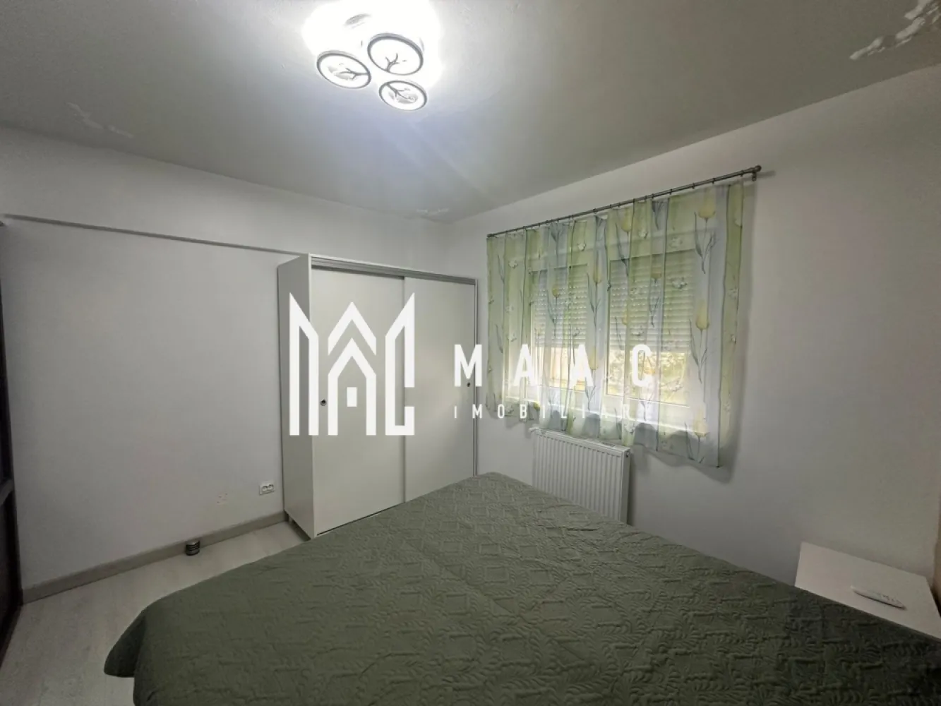 Apartament 2 camere et 2 lift Mihai Viteazu - MAAC Imobiliare vă propune spre închiriere un apartament cu 2 camere decomandate, situat la etajul 2 al unui imobil dotat cu lift, poziționat excelent vis-a-vis de Biserica Mihai Viteazu, într-o zonă cu acces facil către puncte de interes, mijloace de transport și facilități urbane.

Apartamentul este complet mobilat și utilat, fiind pregătit pentru mutare imediată. Compartimentarea decomandată oferă confort și intimitate, iar bucătăria separată este dotată inclusiv cu aer condiționat, asigurând un ambient plăcut în orice sezon. Balconul este închis cu geamuri termopan, oferind un spațiu suplimentar util. Proprietatea a fost renovată recent, beneficiind de finisaje moderne și un aspect îngrijit.
-mobilat și utilat
-2 camere decomandate
-bucătărie separată cu aer condiționat
-balcon închis în termopan
-renovat recent
-liber imediat

Pentru mai multe detalii vă rugăm să menționați CP3007509 la telefon.